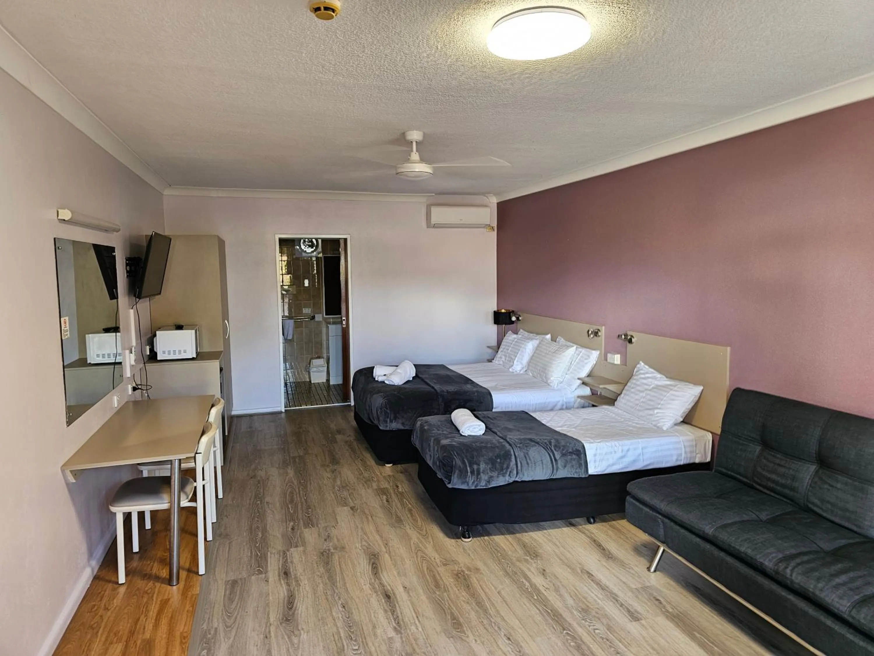 Photo of the whole room, Bed in Cumberland Motor Inn