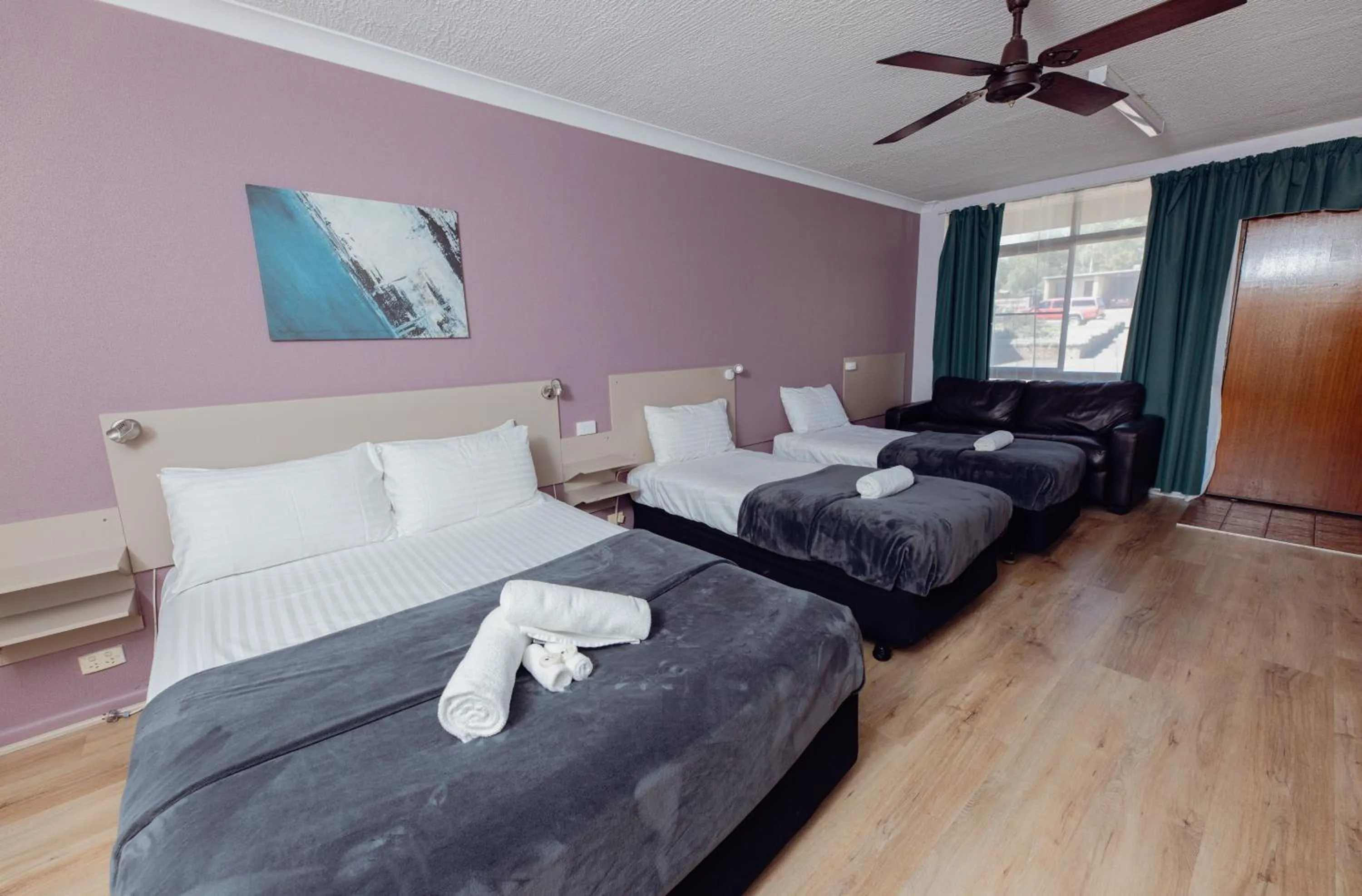 Bedroom, Bed in Cumberland Motor Inn