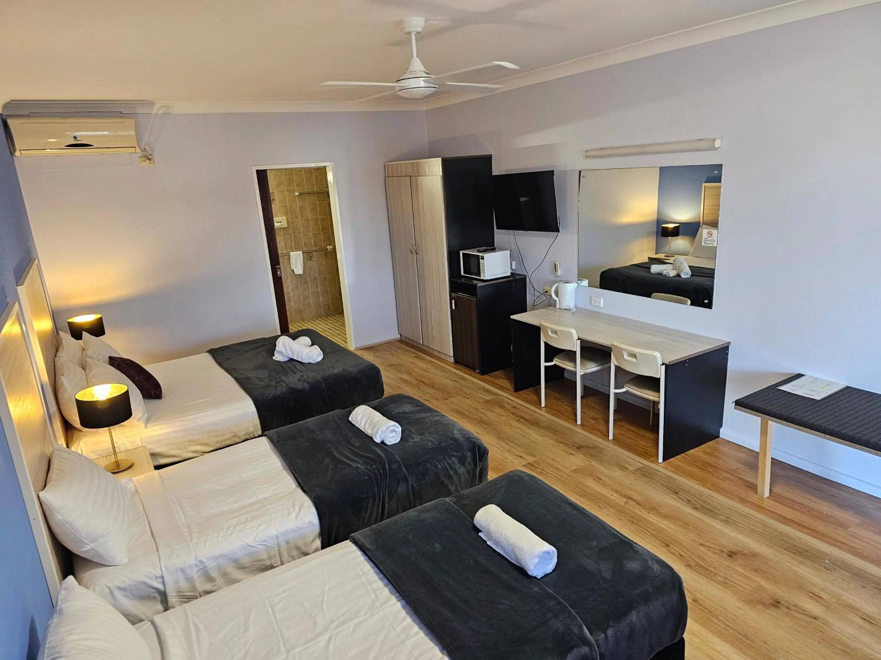 Photo of the whole room, Bed in Cumberland Motor Inn