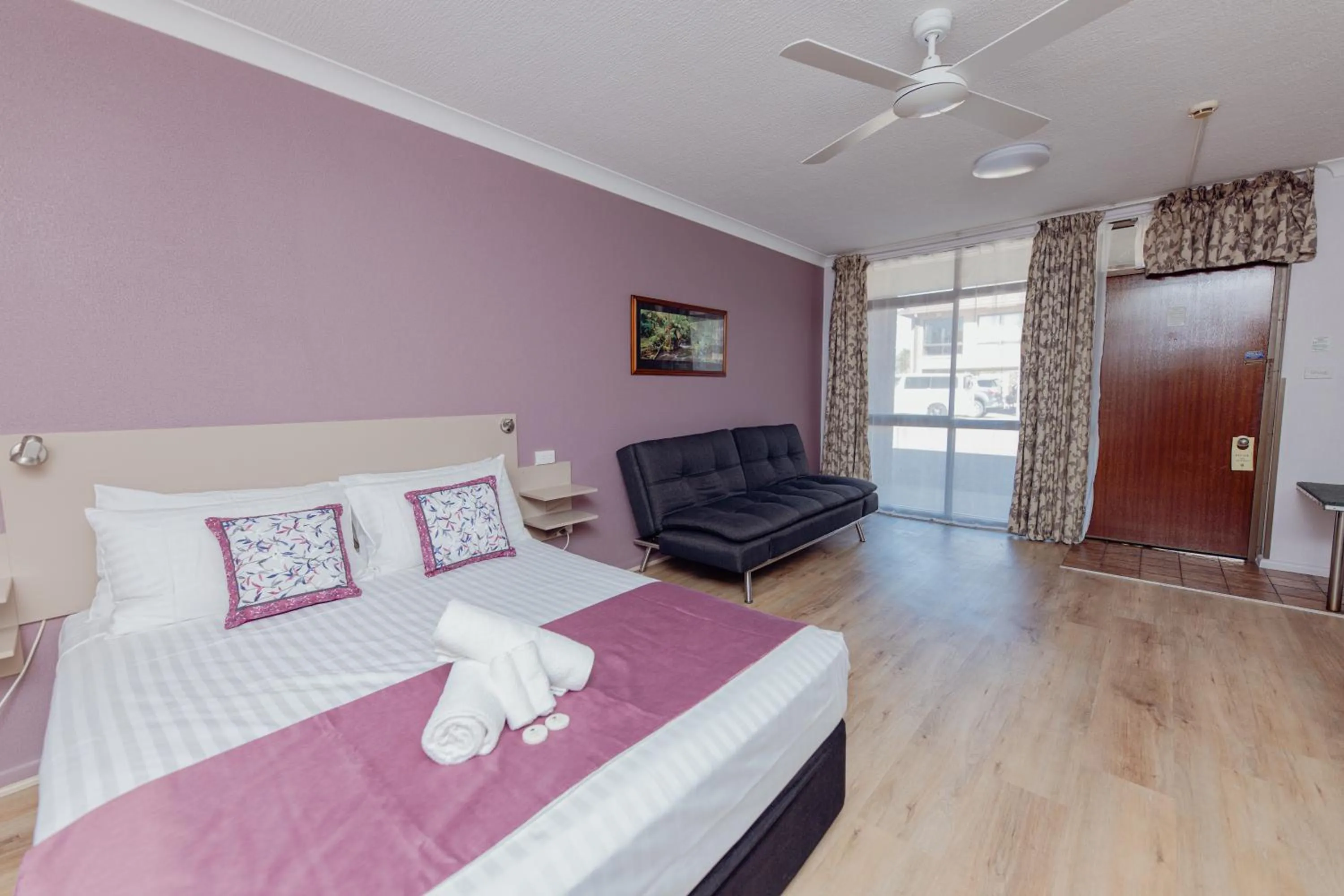 Bedroom, Bed in Cumberland Motor Inn