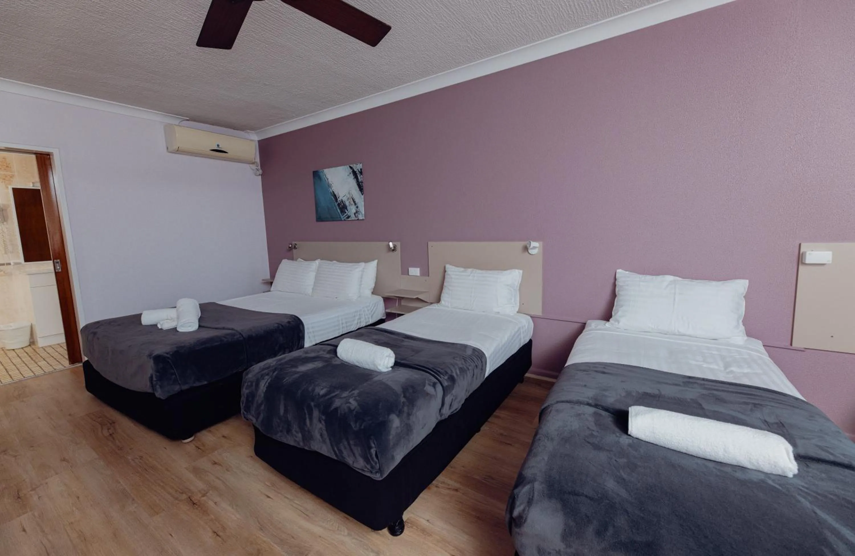 Bedroom, Bed in Cumberland Motor Inn