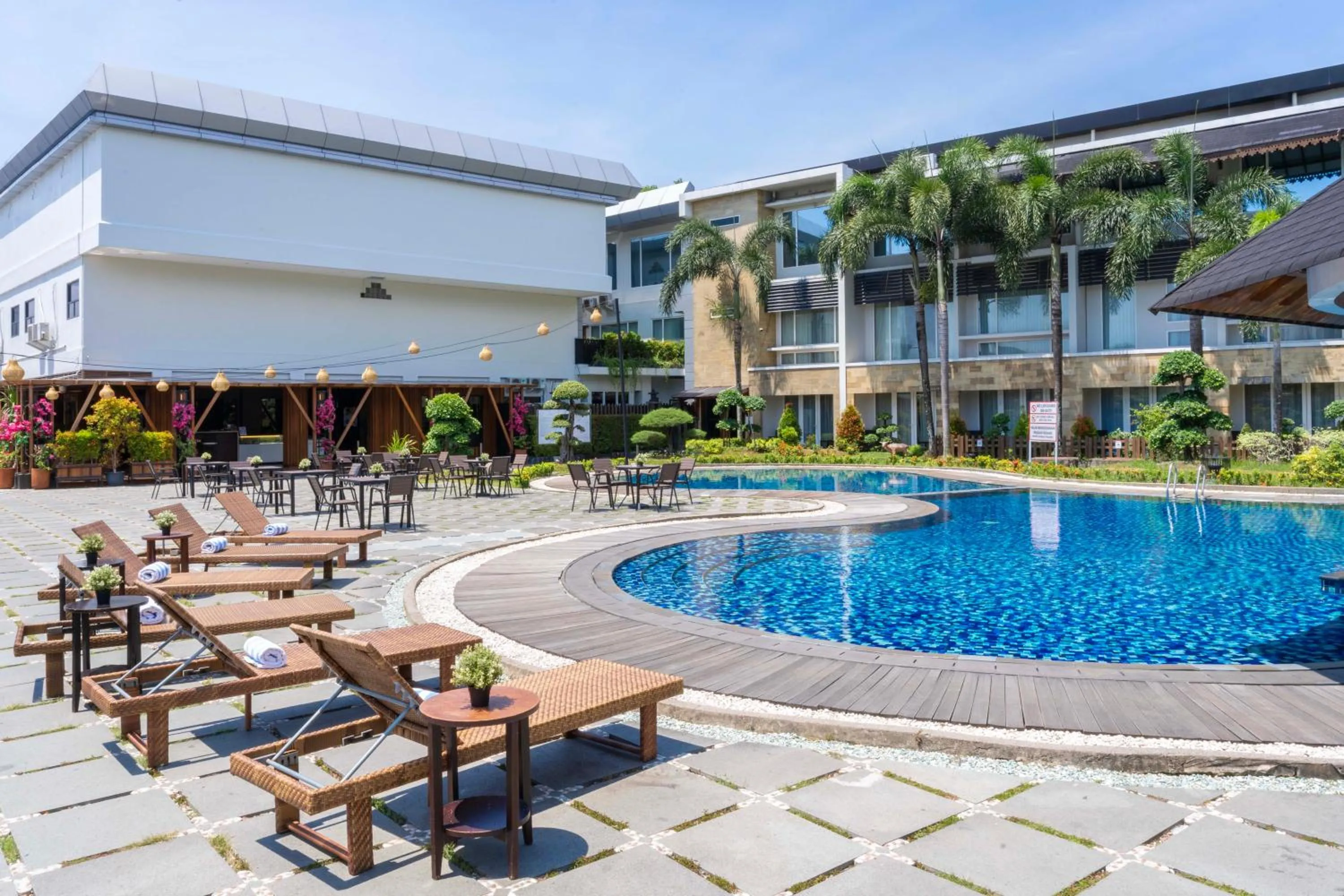Swimming pool in Swiss-Belhotel Borneo Banjarmasin