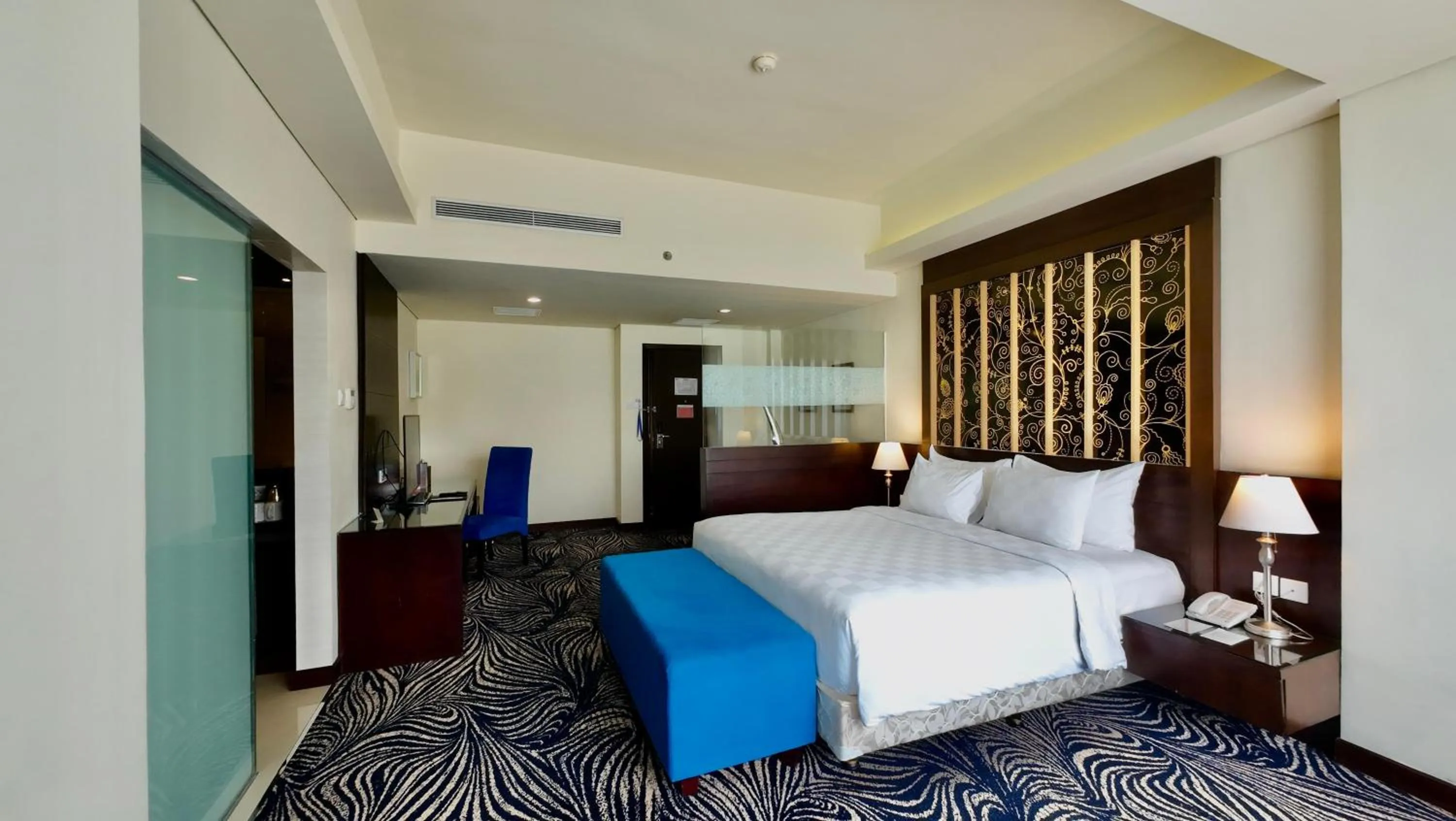 View (from property/room), Bed in Swiss-Belhotel Silae Palu