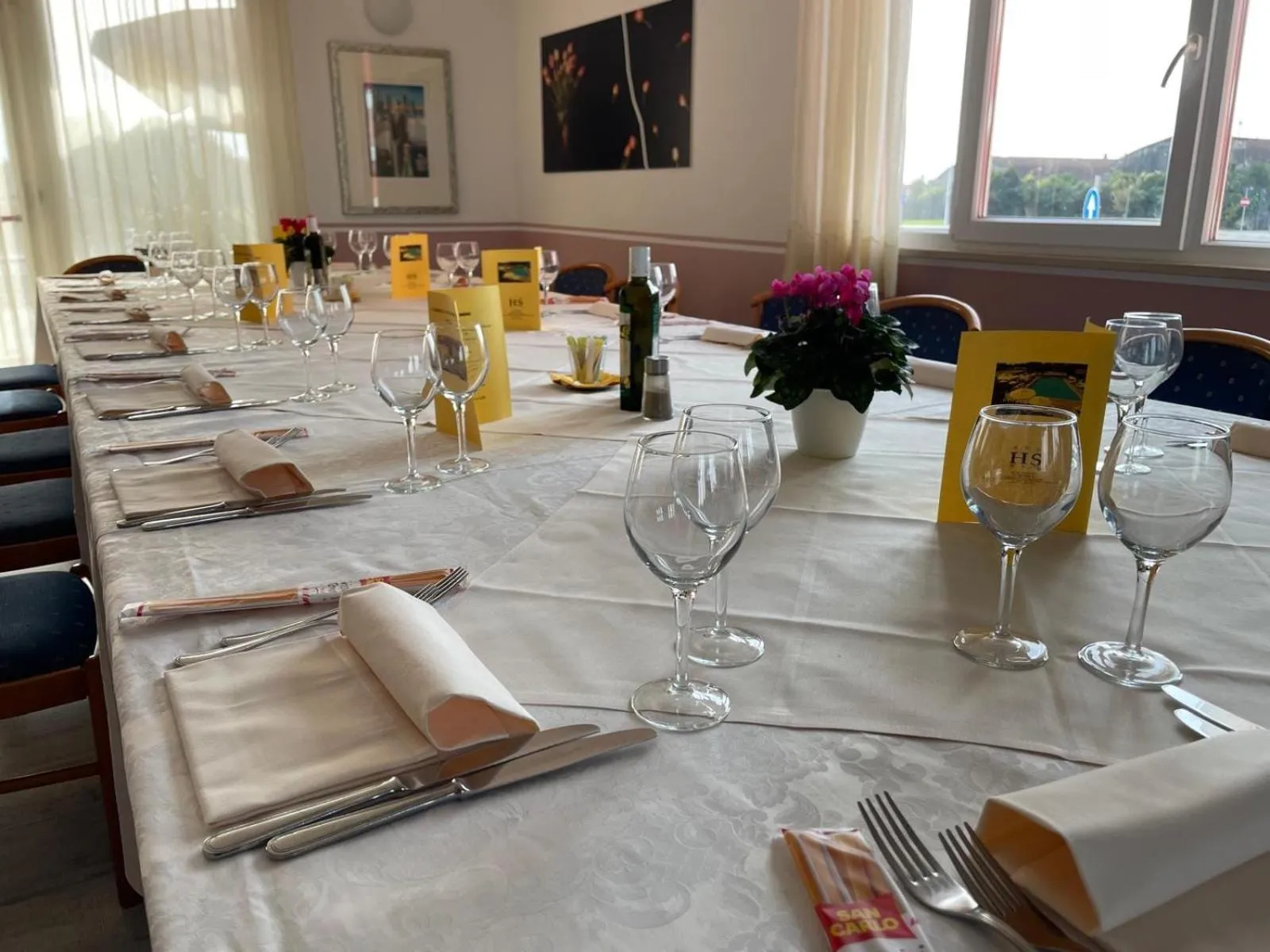 Restaurant/places to eat in Hotel Sporting