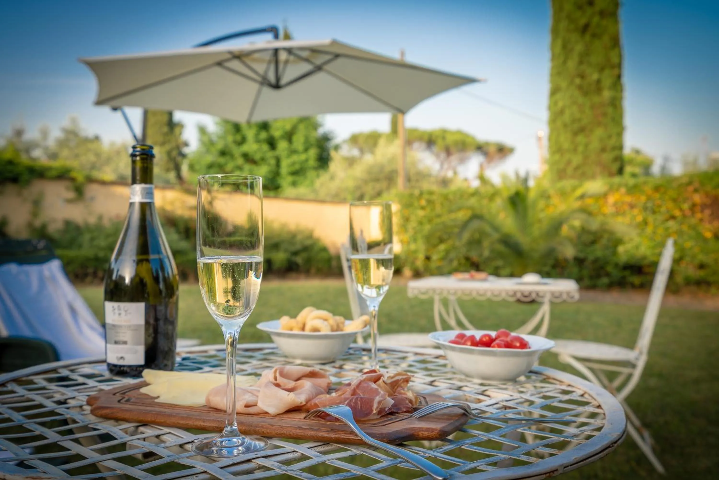 Food and drinks in Villa Ape Rosa Relais