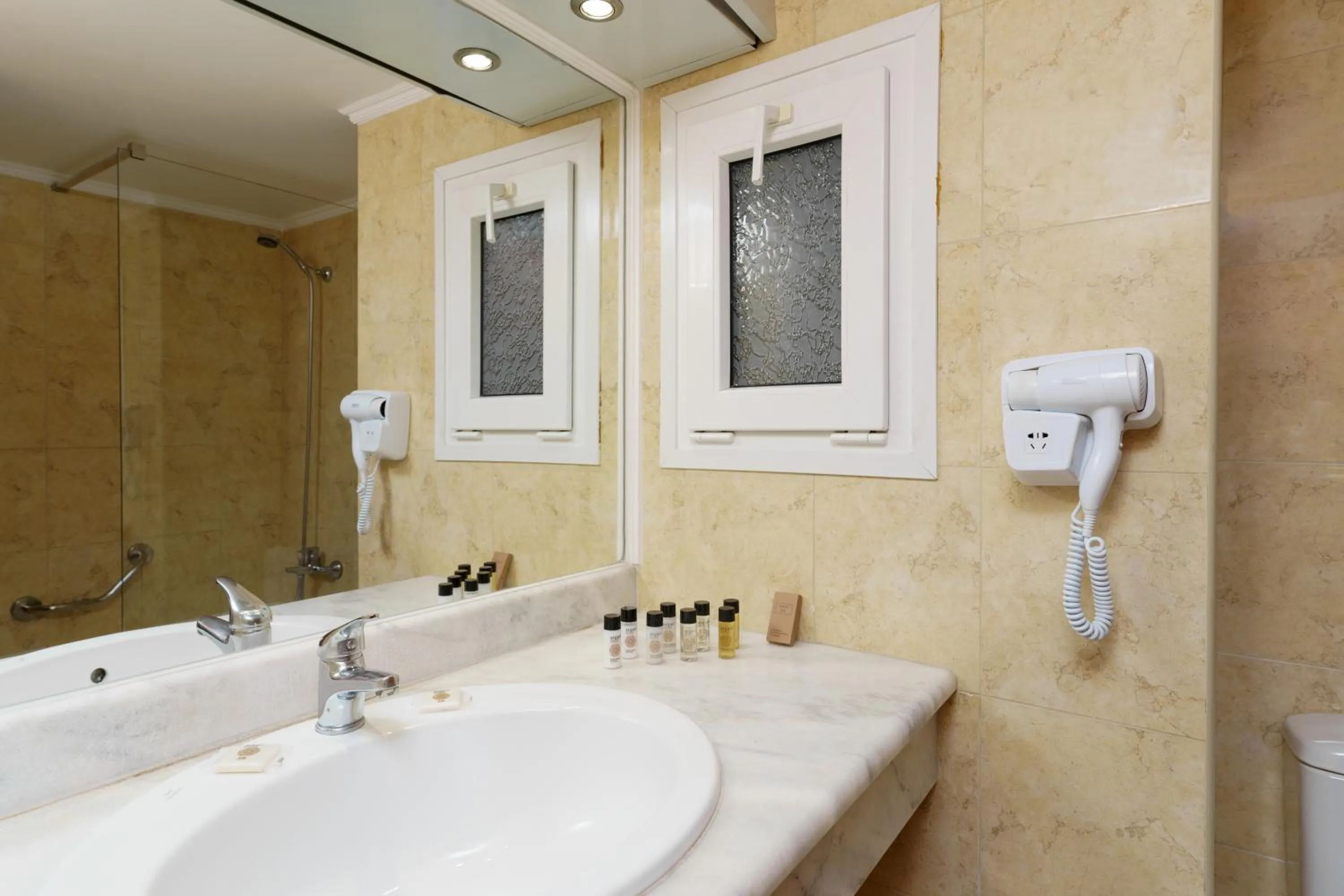 Bathroom in Ariti Grand Hotel