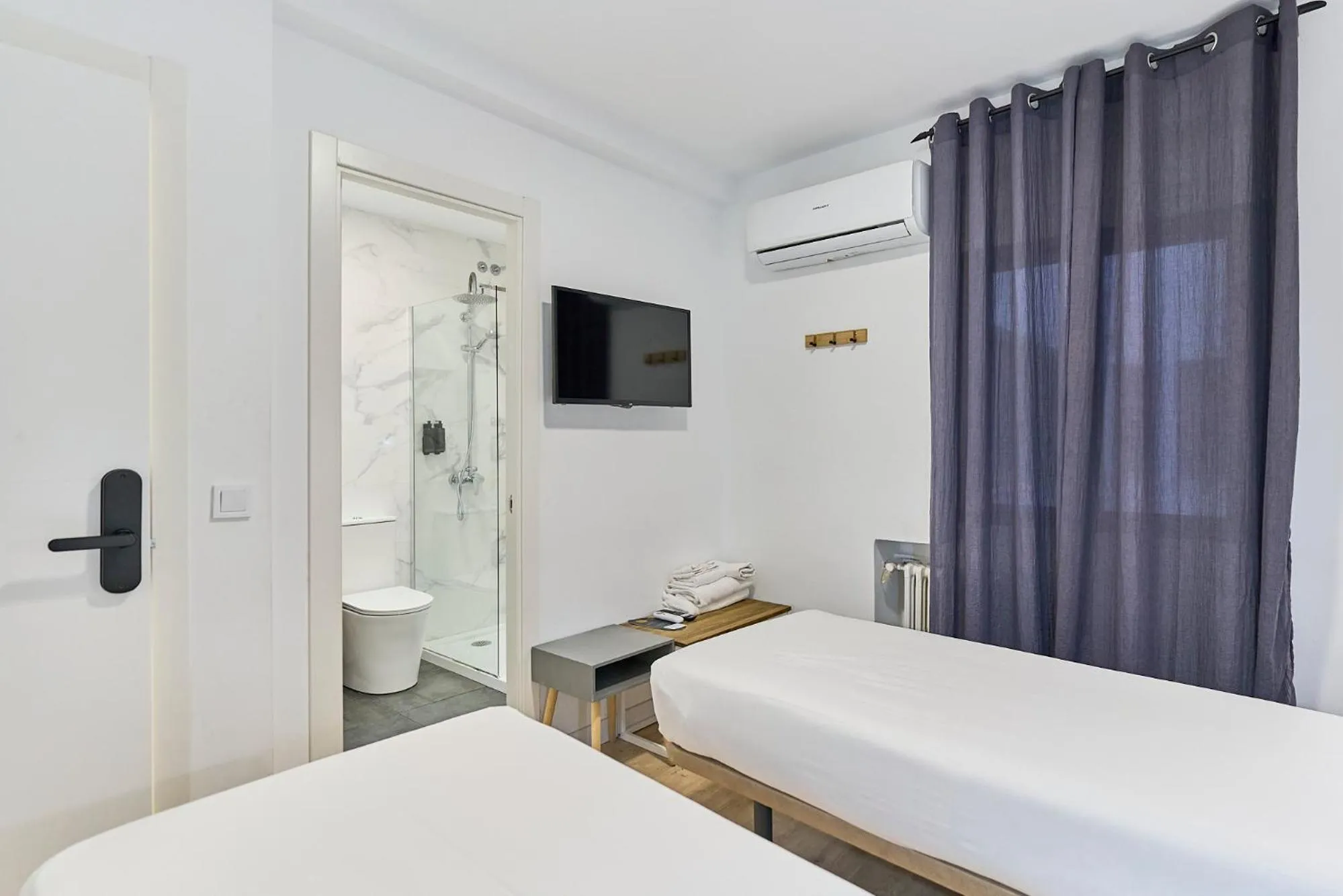 Bed in Hostal Carmen by gaiarooms