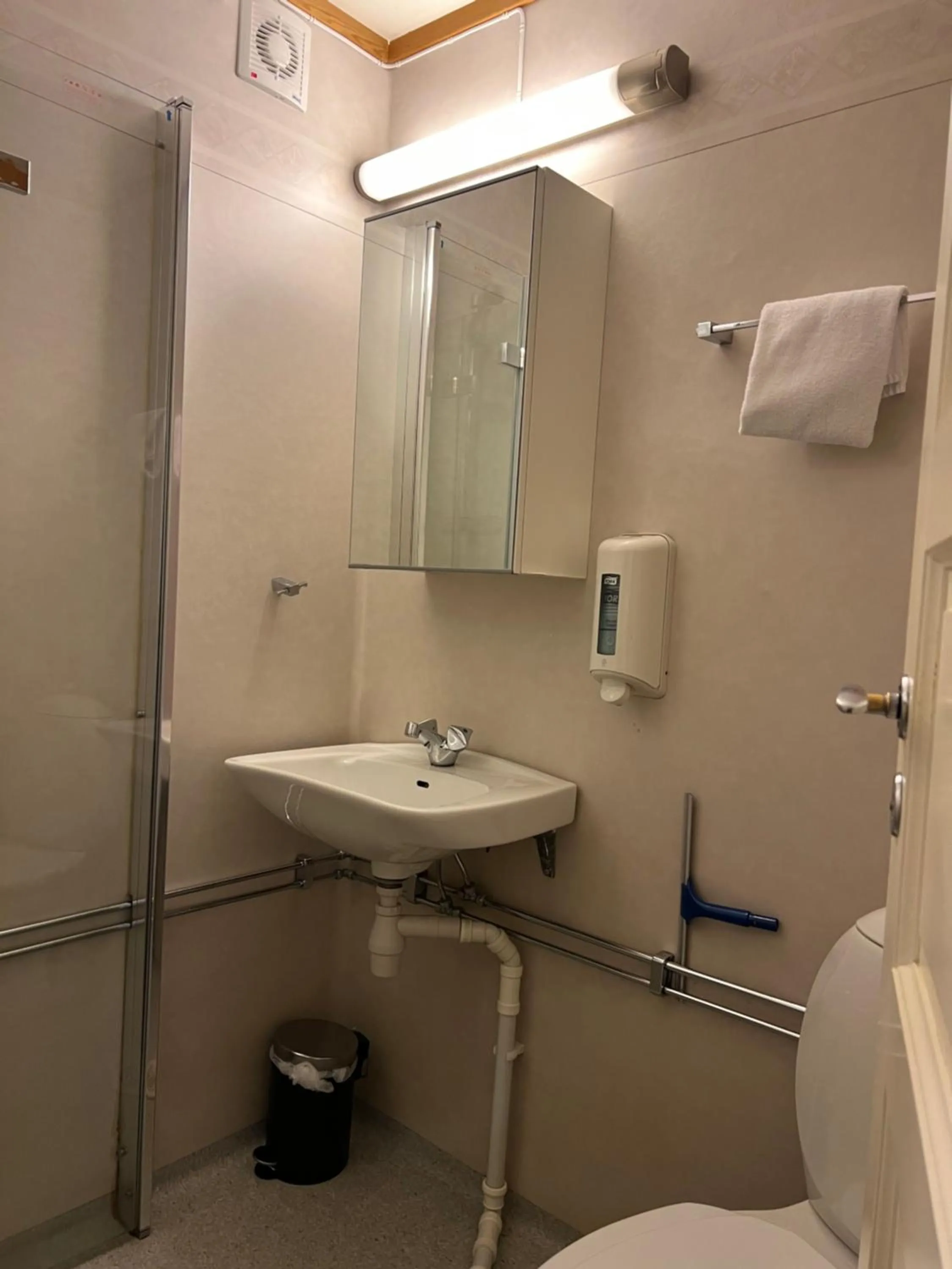 Shower in Sandmoen Bed & Breakfast, Free Parking