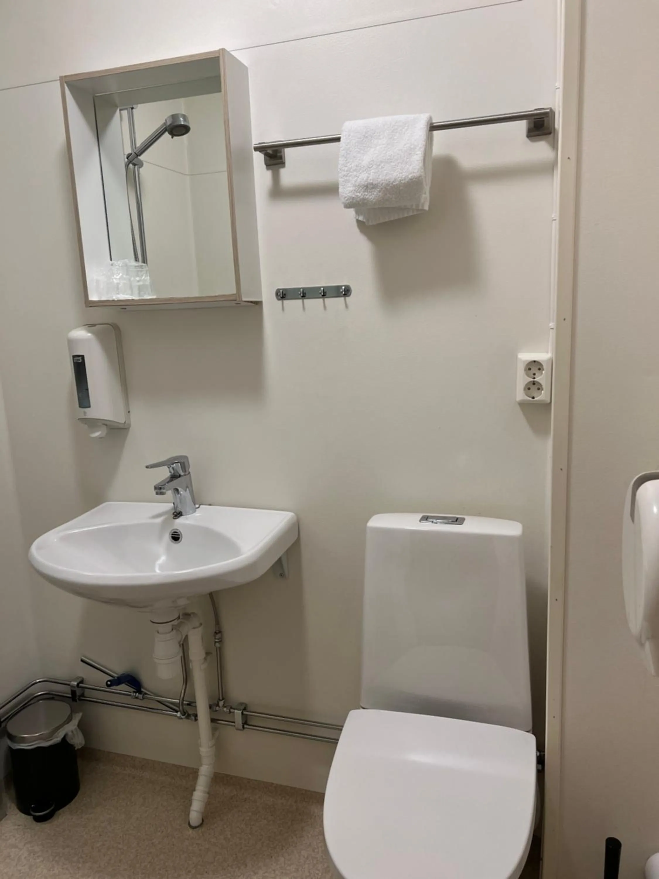 Toilet in Sandmoen Bed & Breakfast, Free Parking