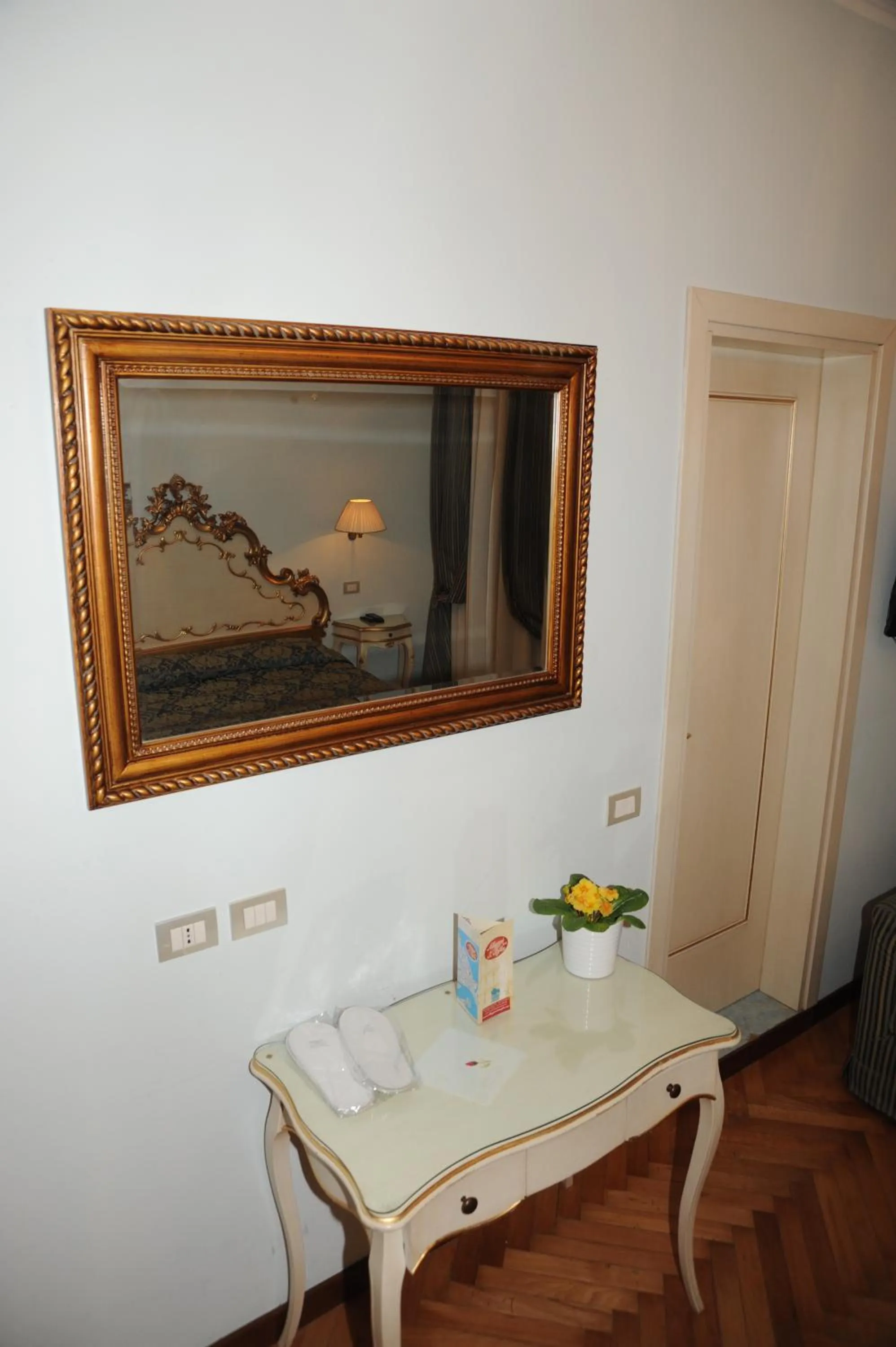 Decorative detail in Alloggi Santa Sofia