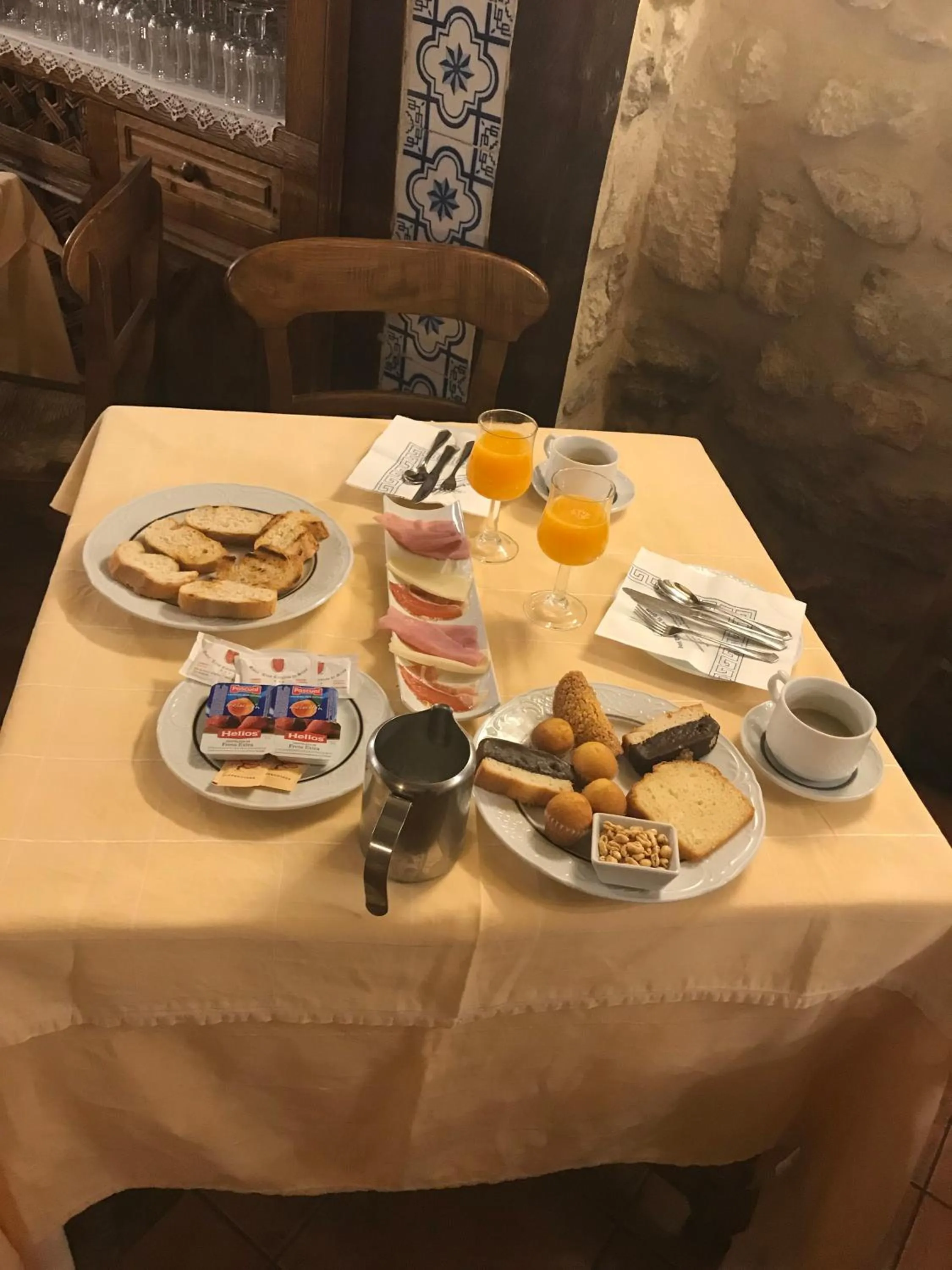 Breakfast in Hotel Tres Coronas de Silos