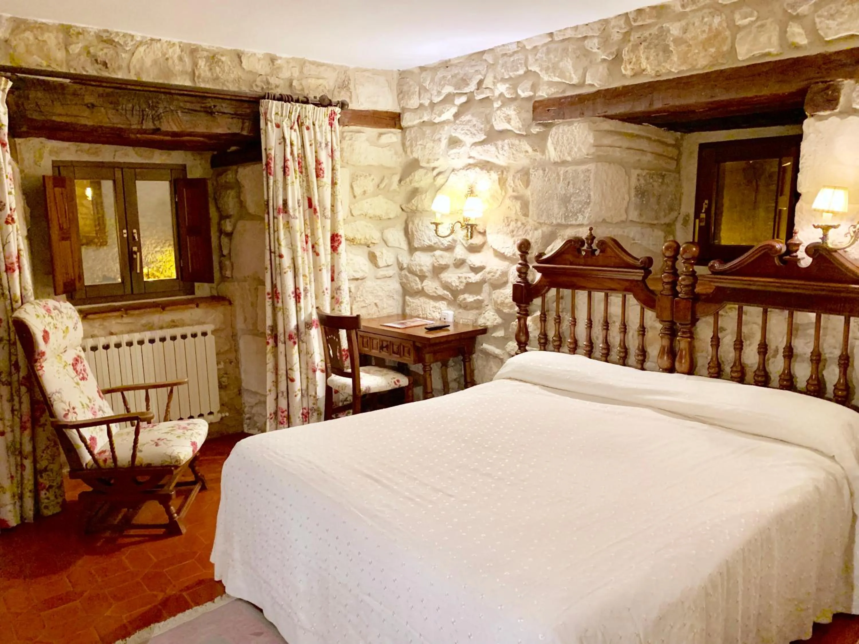 Photo of the whole room, Bed in Hotel Tres Coronas de Silos