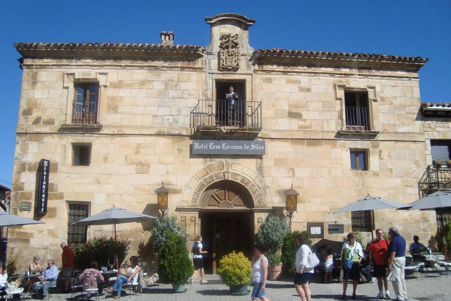 Facade/entrance in Hotel Tres Coronas de Silos