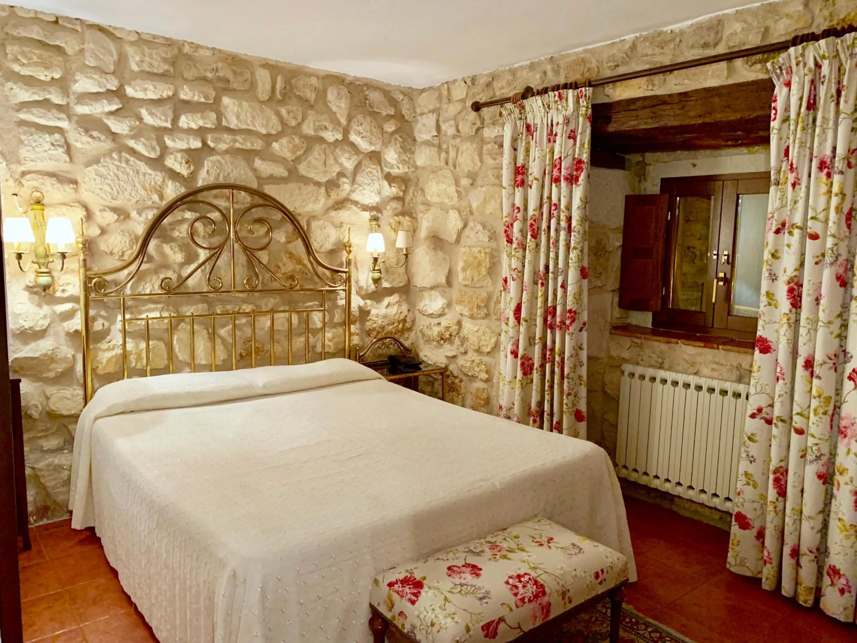 Bed in Hotel Tres Coronas de Silos