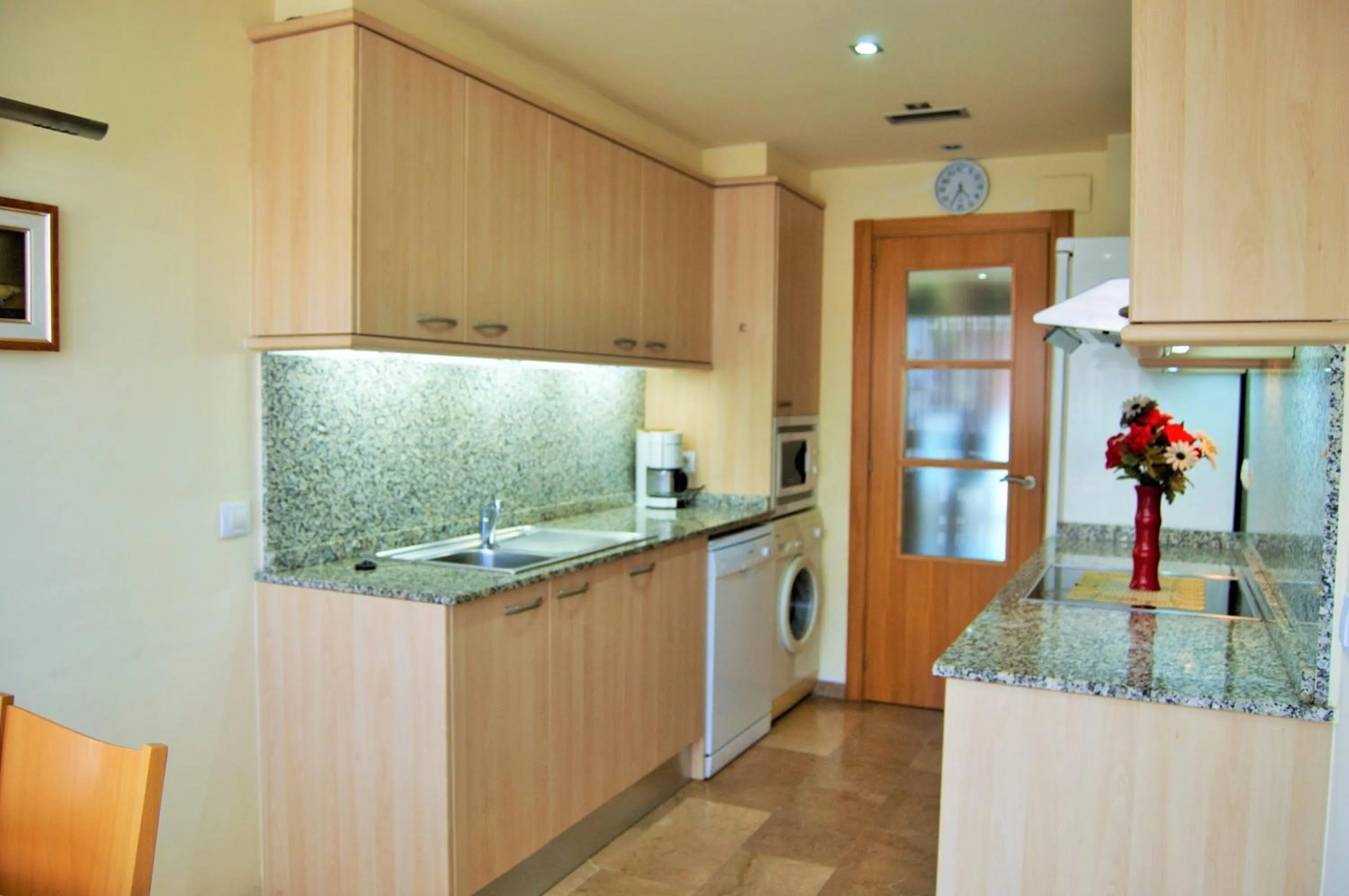 Kitchen or kitchenette in Apartamento Ainara Garden Family