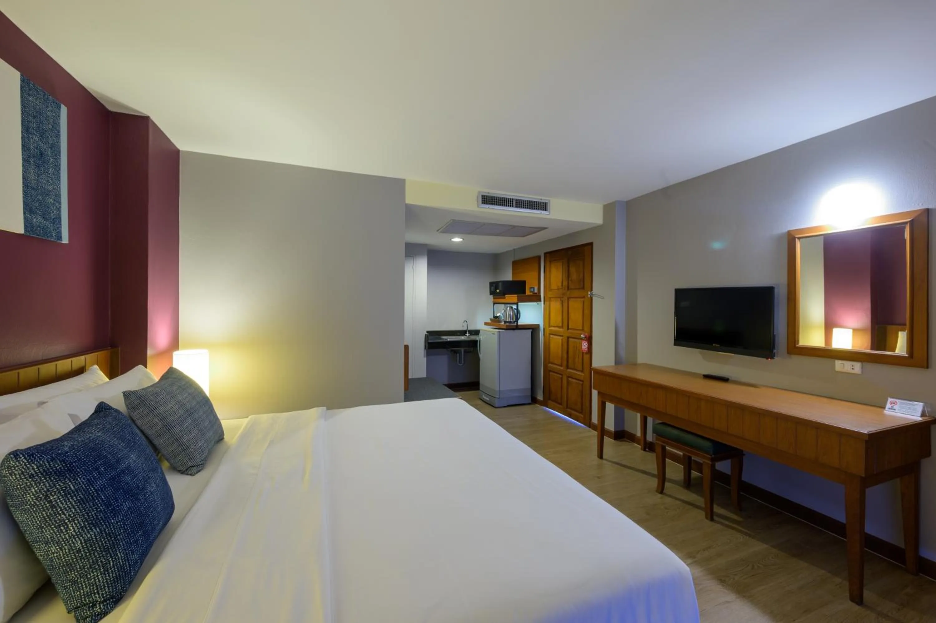 Photo of the whole room, TV/Entertainment Center in Quarter 09 Beach