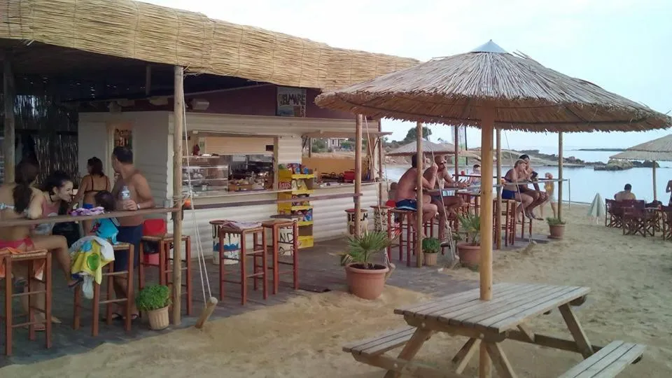 Restaurant/places to eat in Ammos Residence