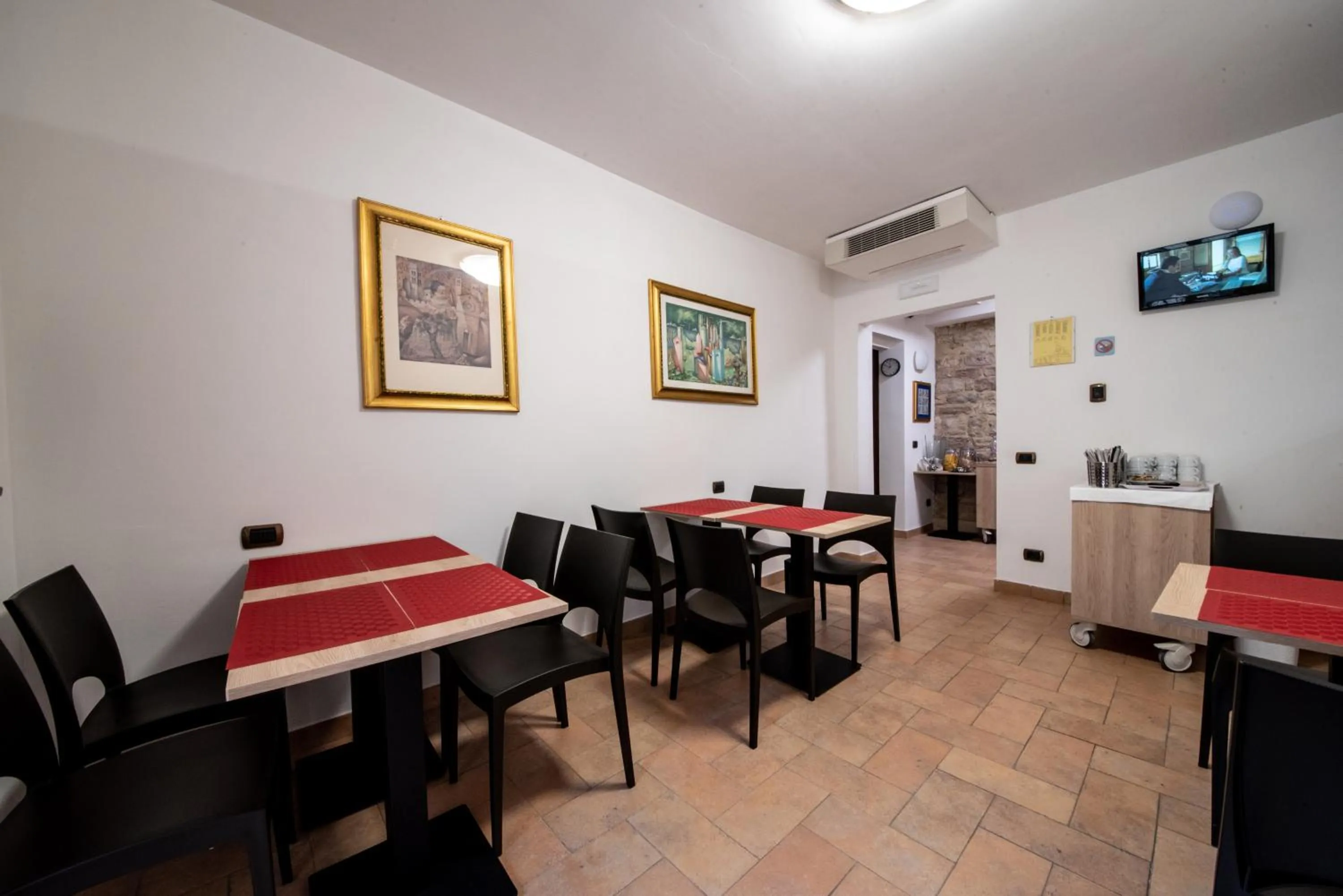 Communal lounge/ TV room in Hotel Sole