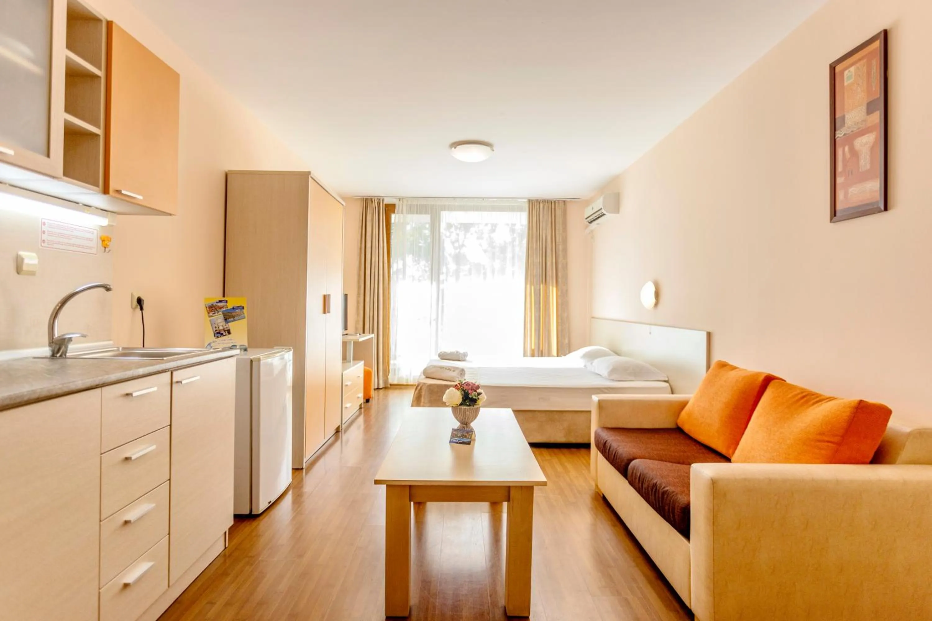 Kitchen or kitchenette, Bed in Aparthotel Hotel Prestige City II