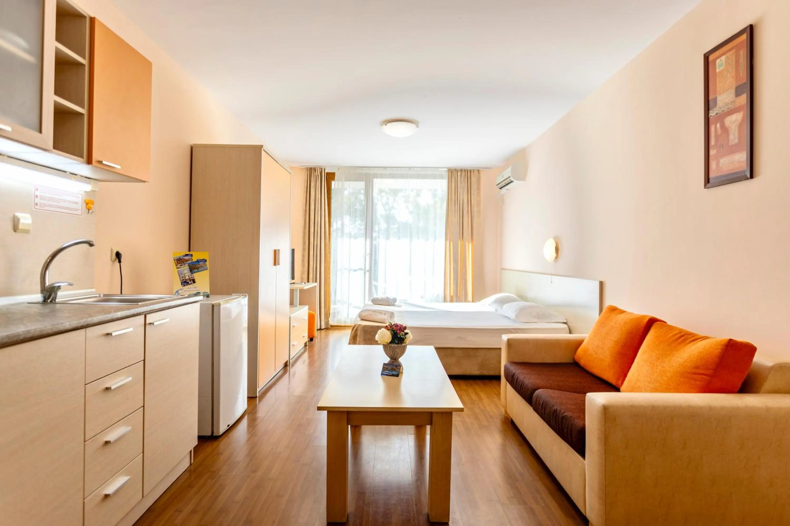 Kitchen or kitchenette, Bed in Aparthotel Hotel Prestige City II