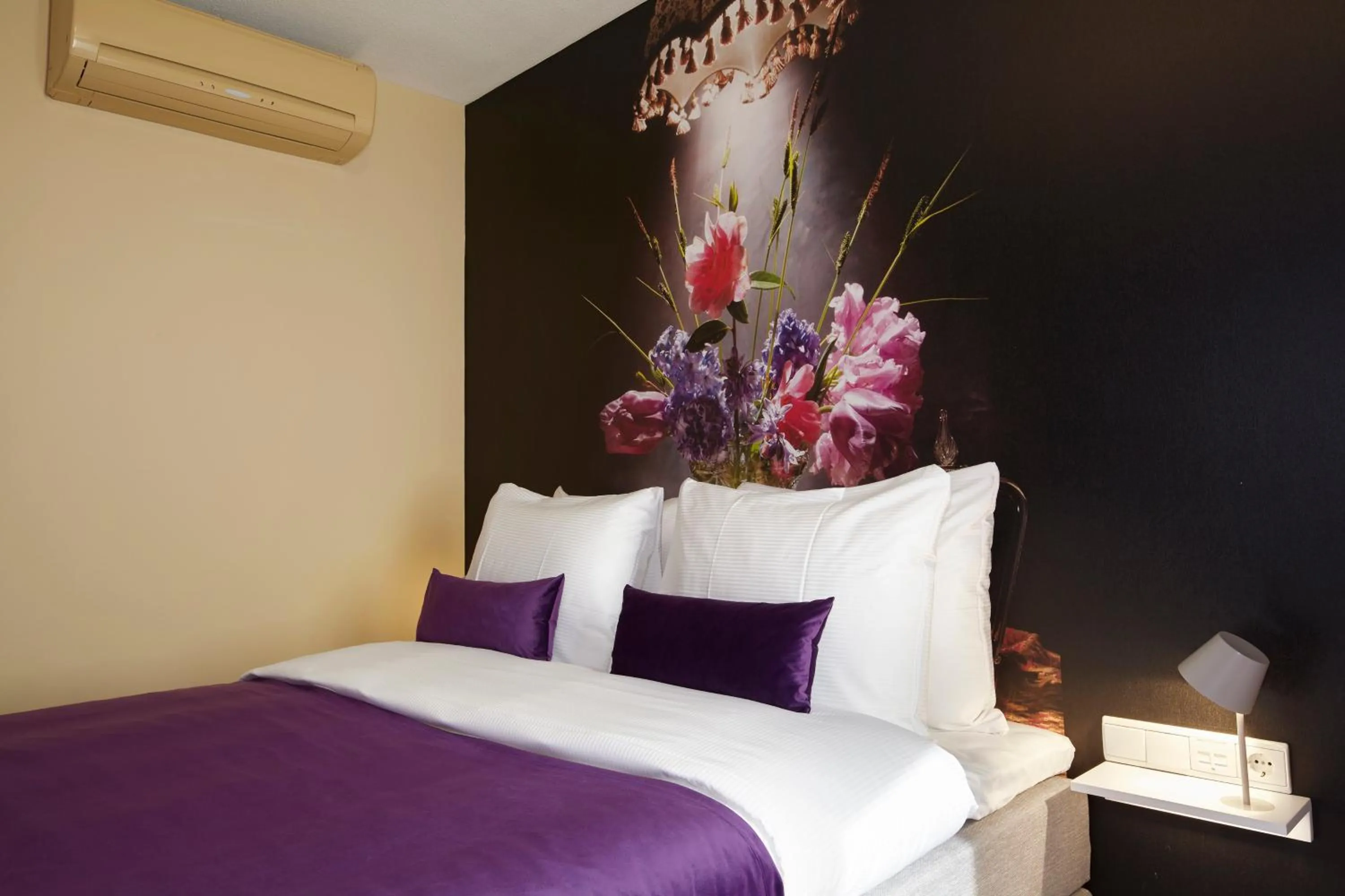 Photo of the whole room, Bed in The Muse Amsterdam - Boutique Hotel