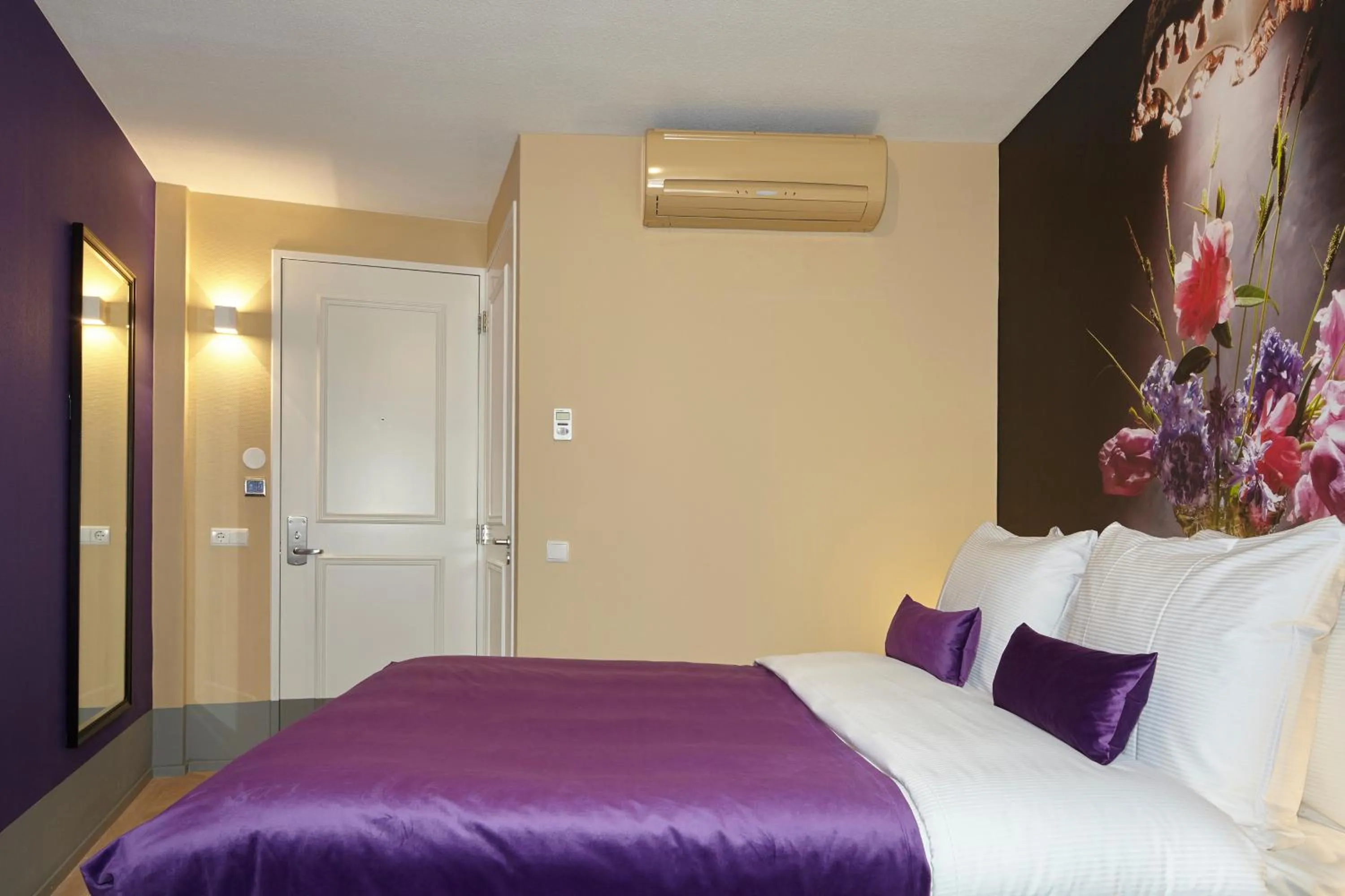 Photo of the whole room, Bed in The Muse Amsterdam - Boutique Hotel