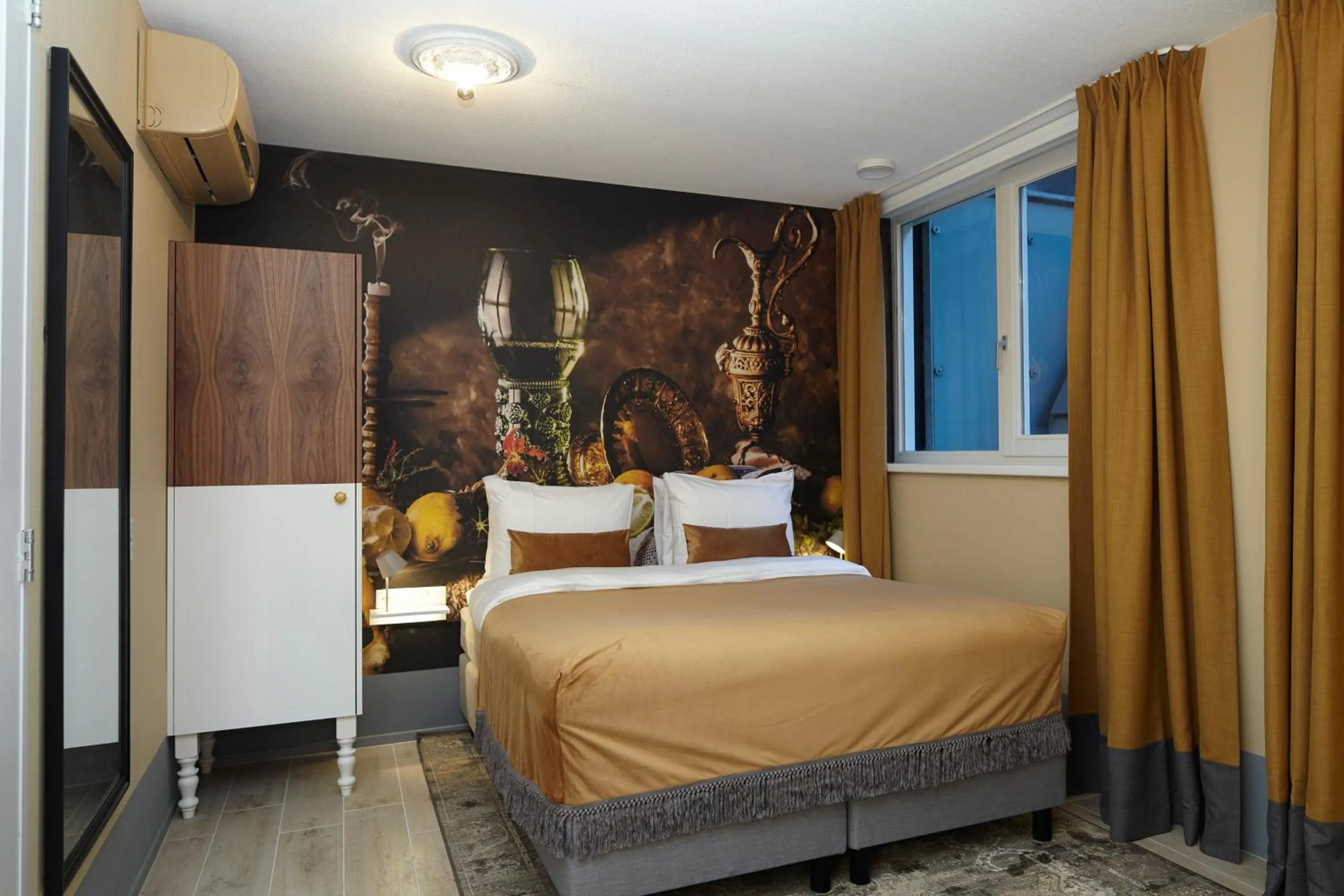 Photo of the whole room, Bed in The Muse Amsterdam - Boutique Hotel