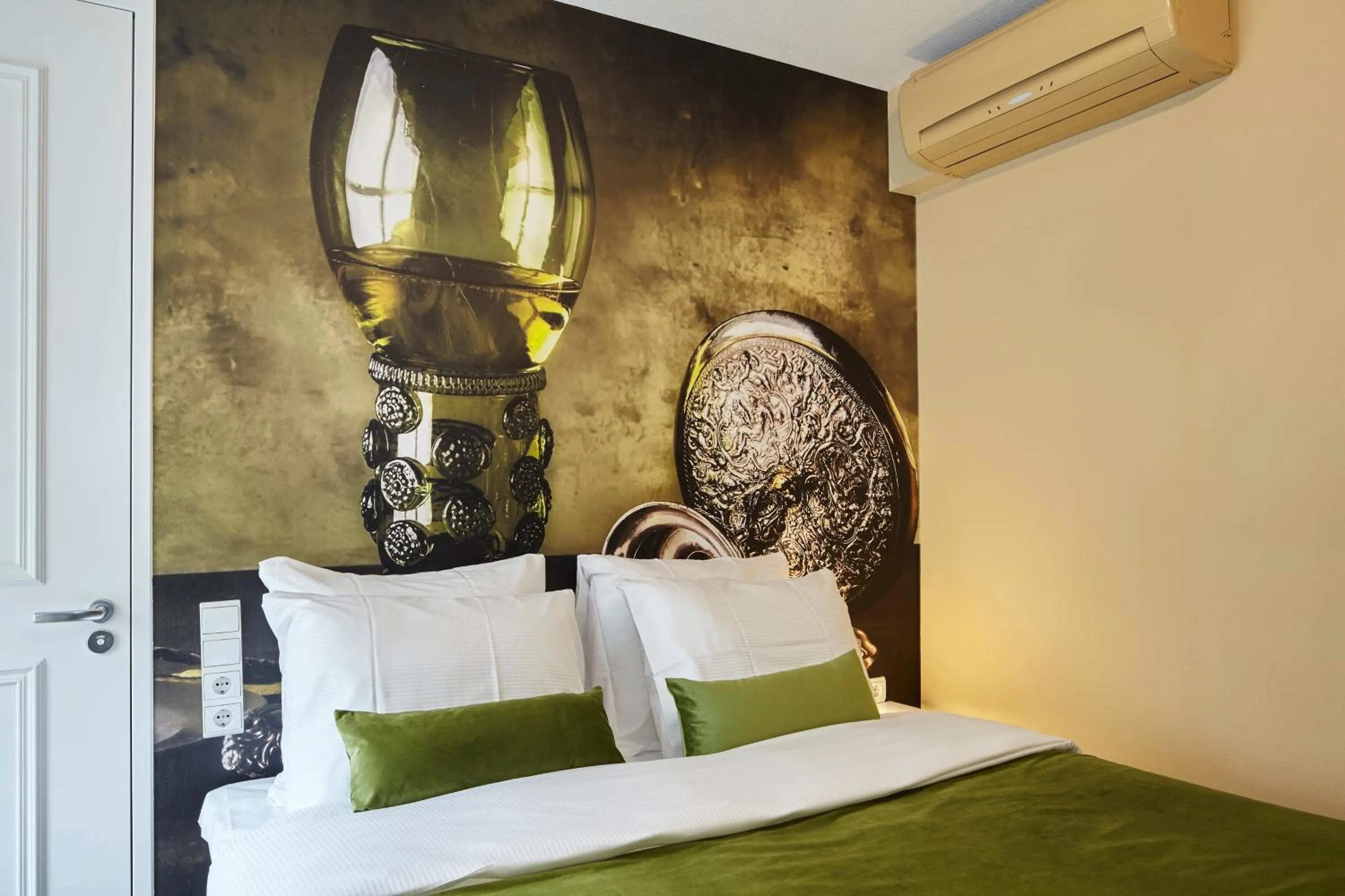 Photo of the whole room, Bed in The Muse Amsterdam - Boutique Hotel