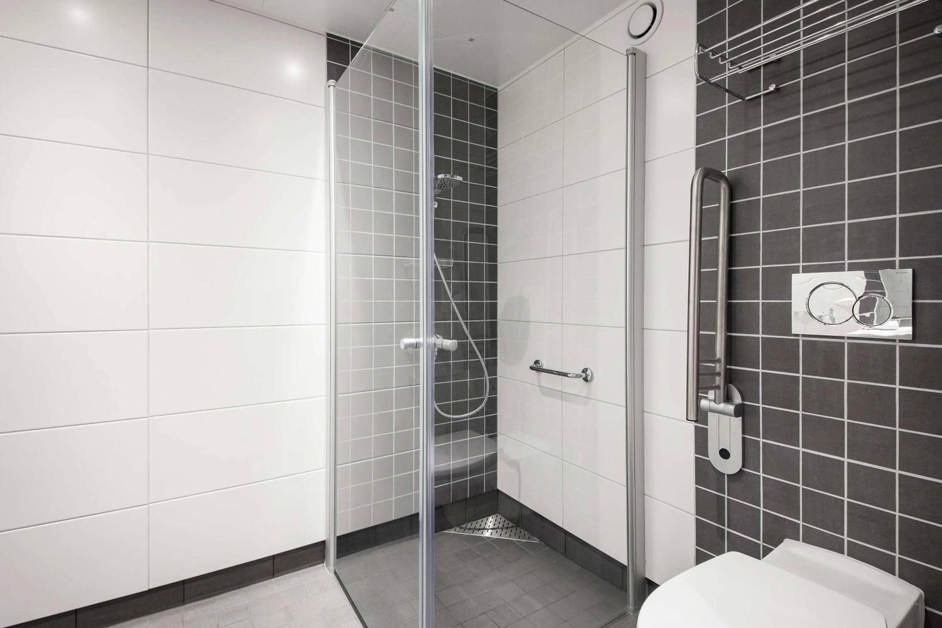 Bathroom in Park Inn by Radisson Oslo Airport Hotel West