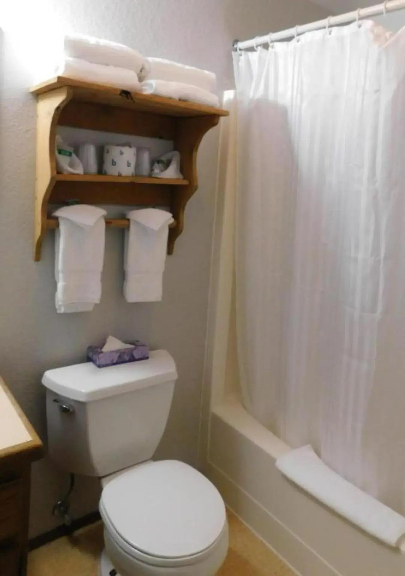 Deluxe Queen Bed in Packwood Inn Deluxe Queen Bed in Packwood Inn