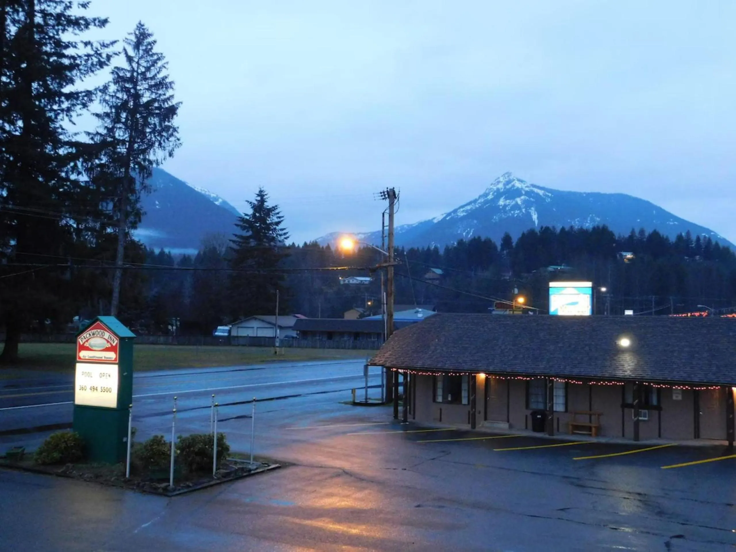Facade/entrance in Packwood Inn