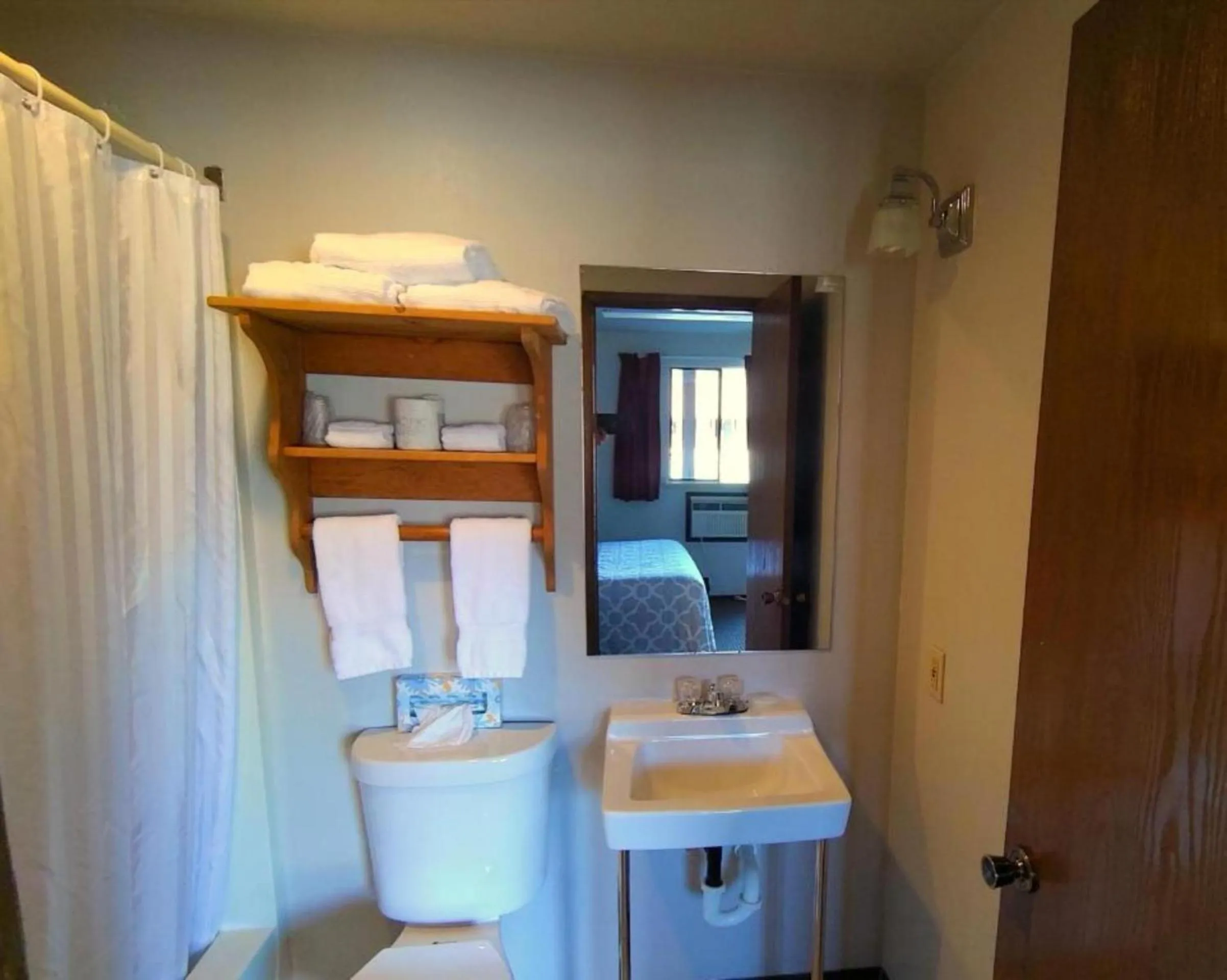 Bathroom, Bed in Packwood Inn