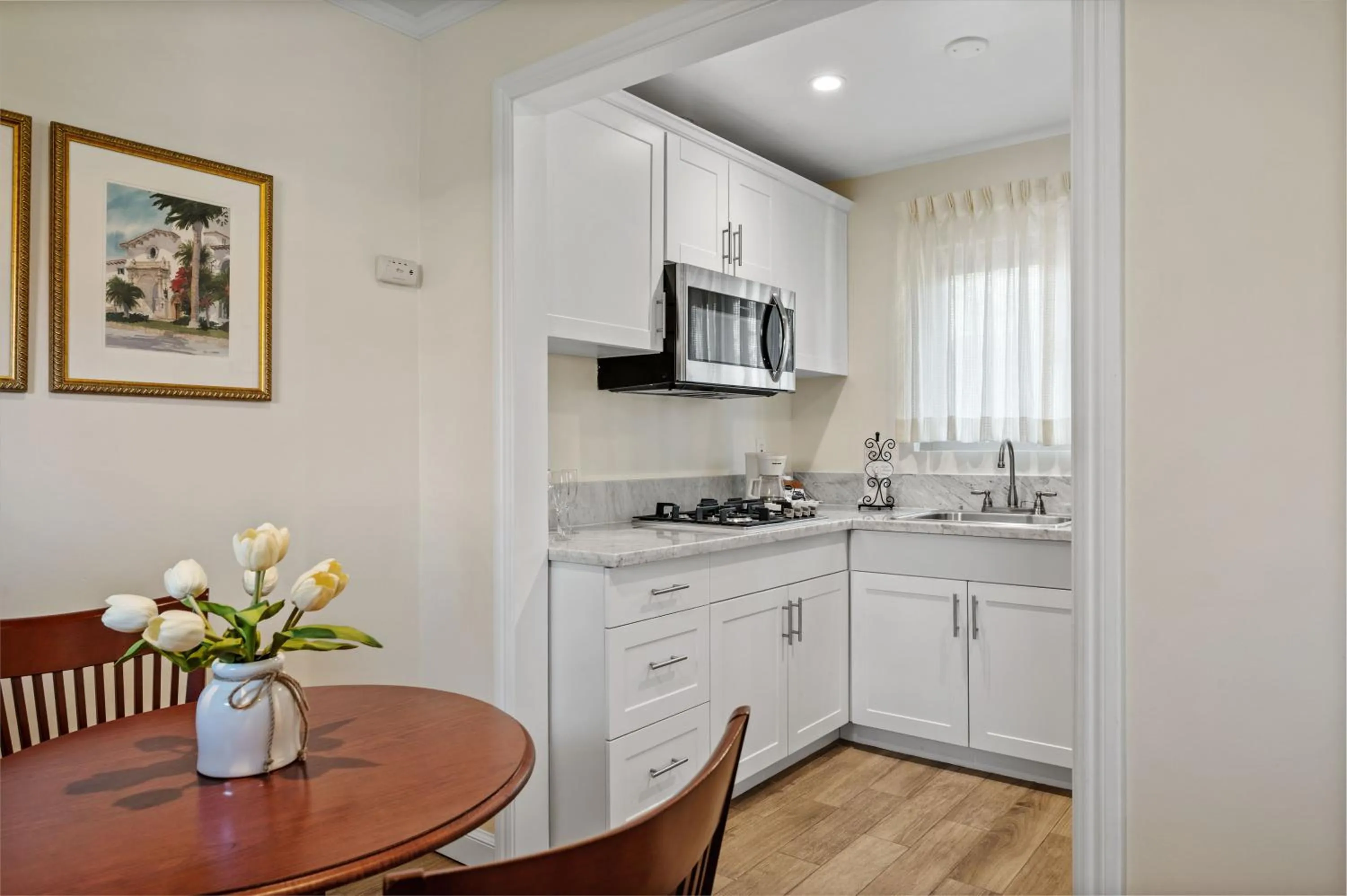 Kitchen or kitchenette in Inn by the Harbor