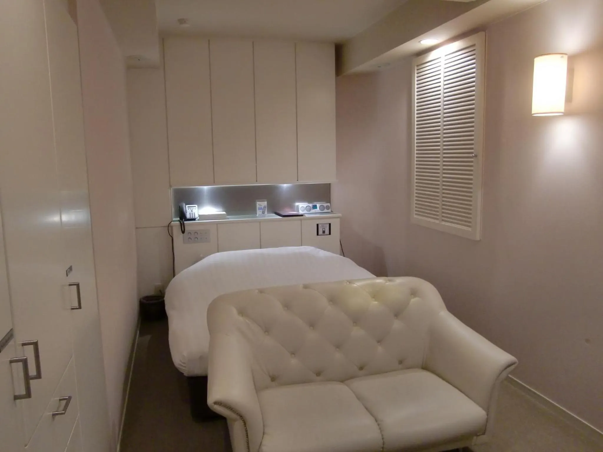 Bed, Seating Area in Hotel Rplus