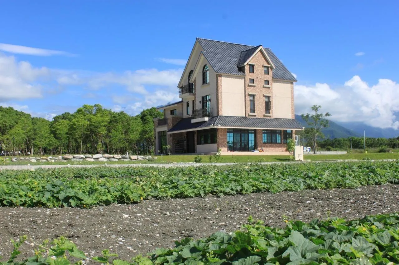 Property building in Hi Kids B&B