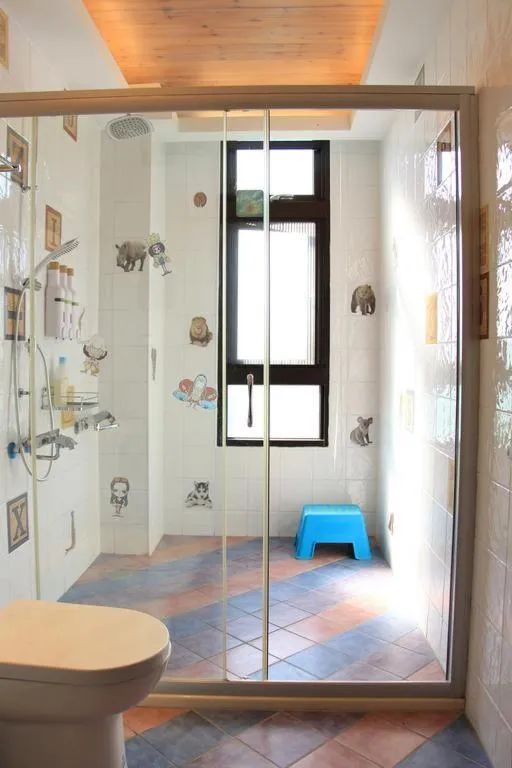 Shower in Hi Kids B&B