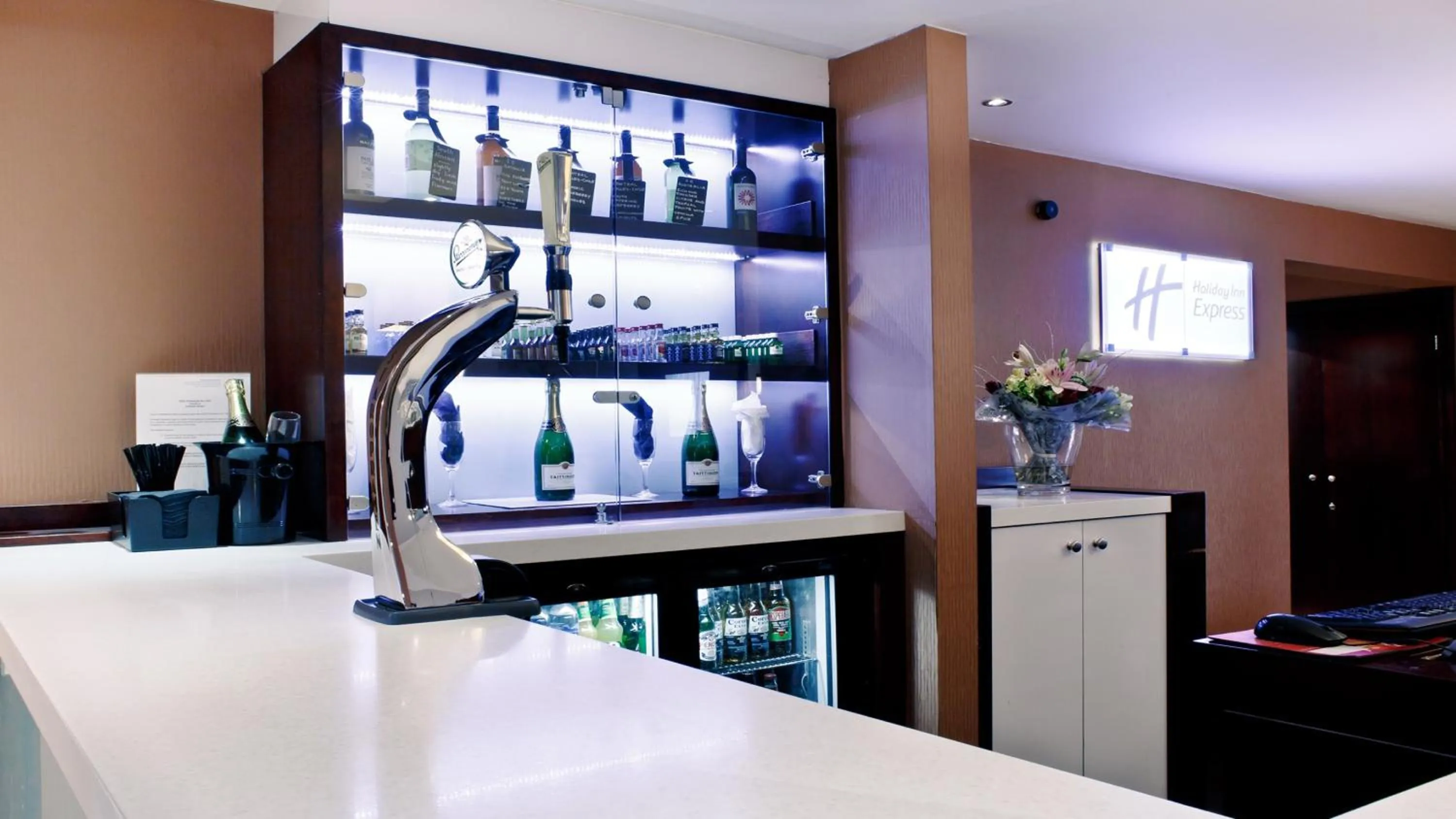 Lounge or bar in Holiday Inn Express Leeds-East by IHG