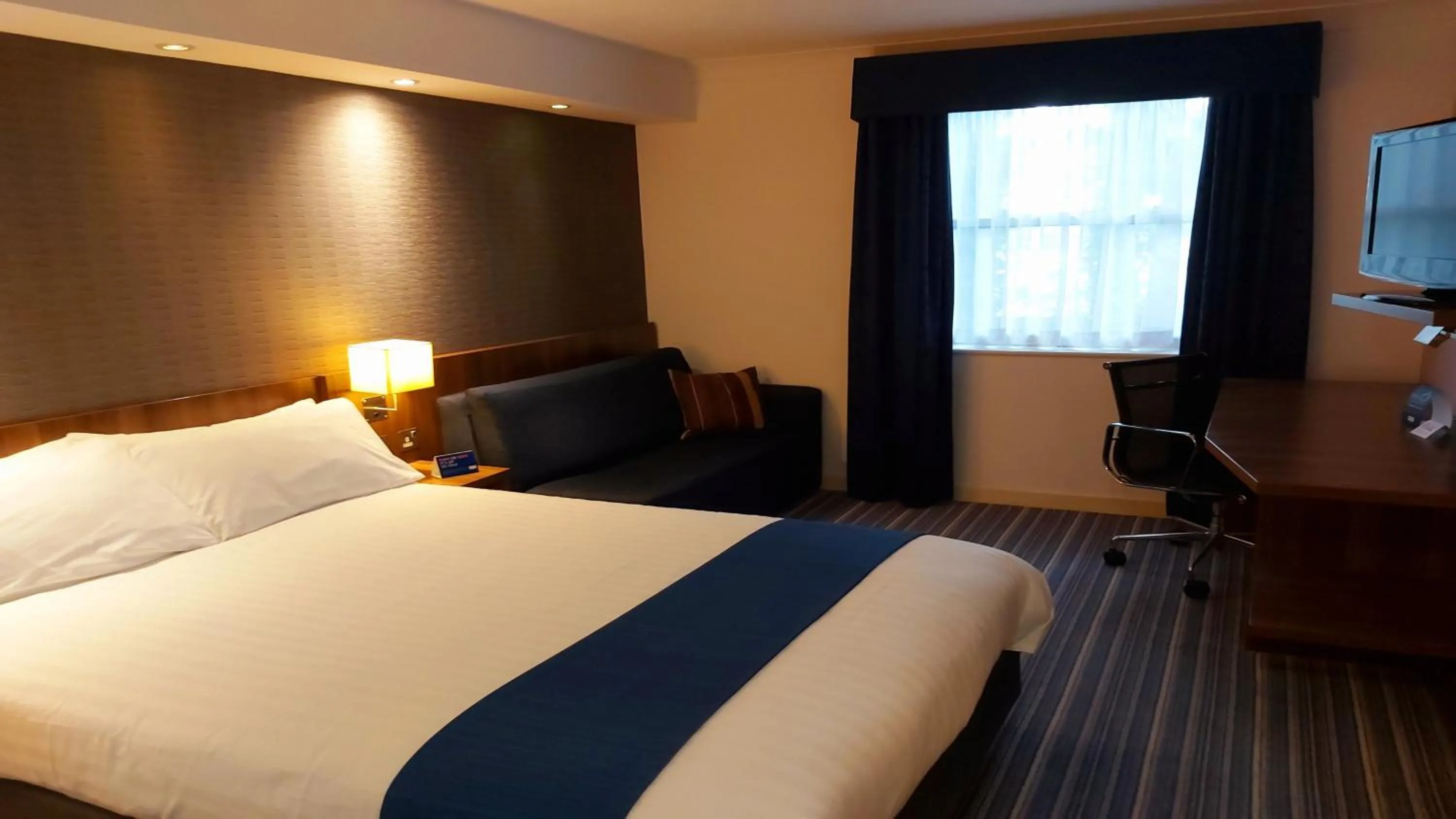 Photo of the whole room, Bed in Holiday Inn Express Leeds-East by IHG