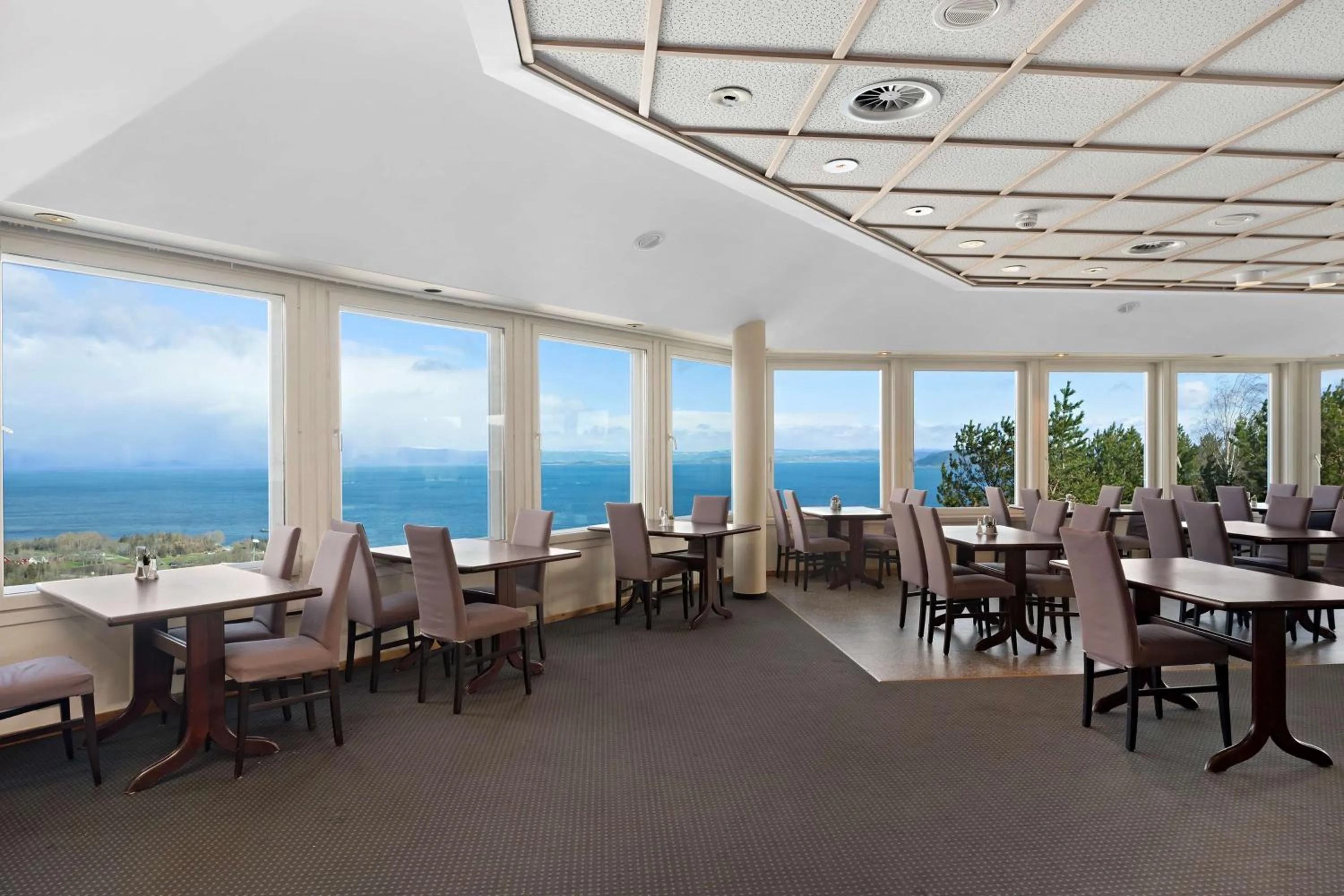 Restaurant/places to eat in Stav Hotel