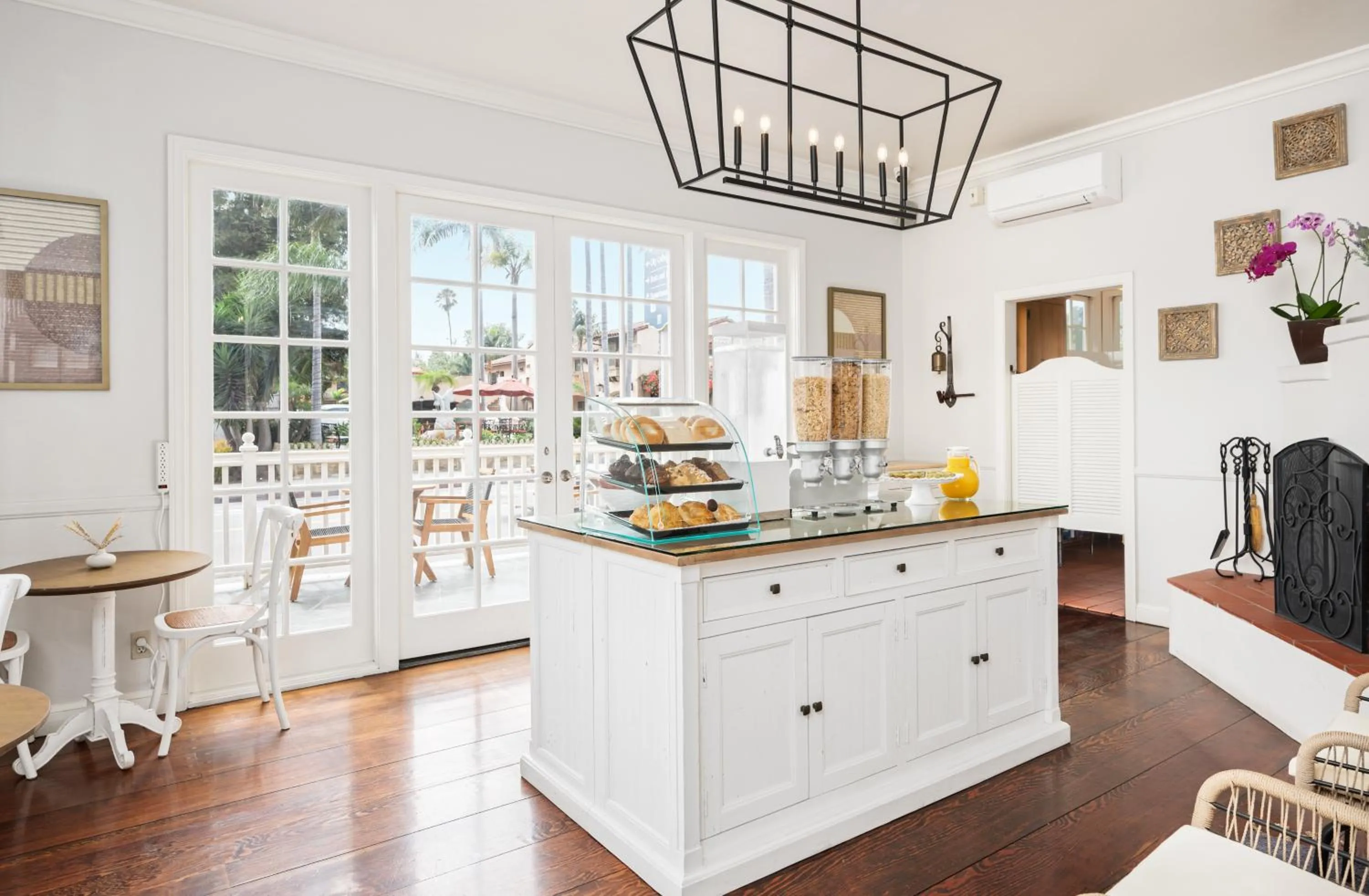 Breakfast in Lavender Inn by the Sea