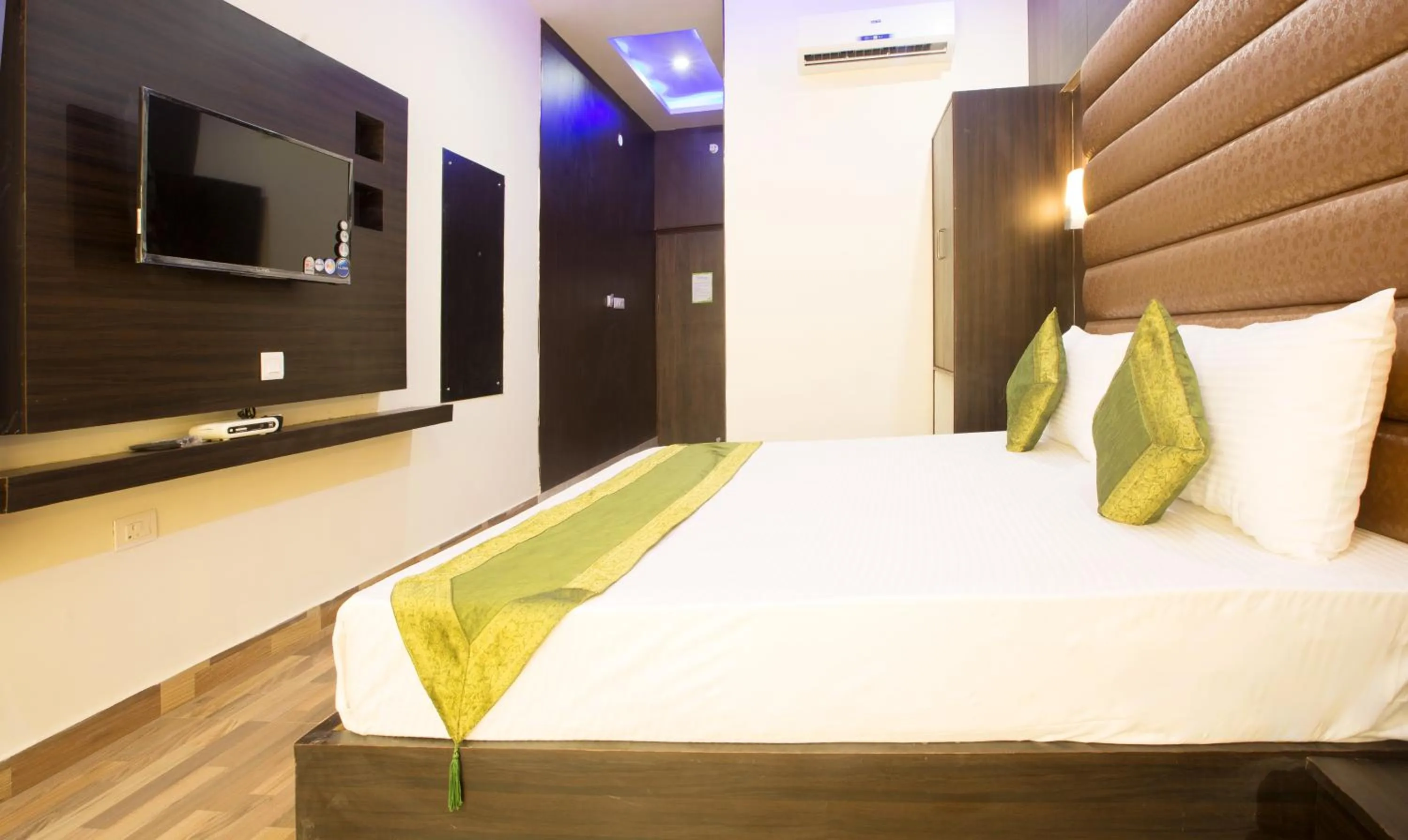 TV and multimedia, Bed in Vibhav Grand