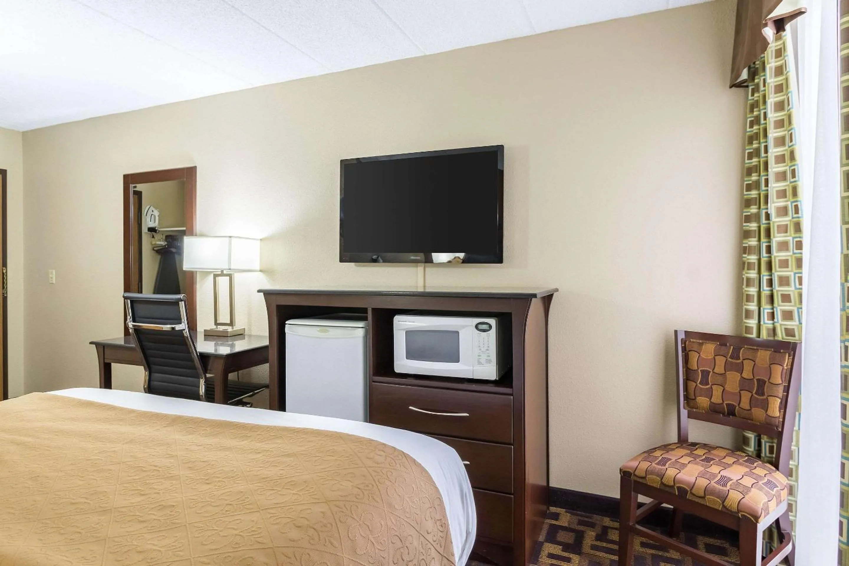 Photo of the whole room, Bed in Quality Inn & Suites Arden Hills - Saint Paul North