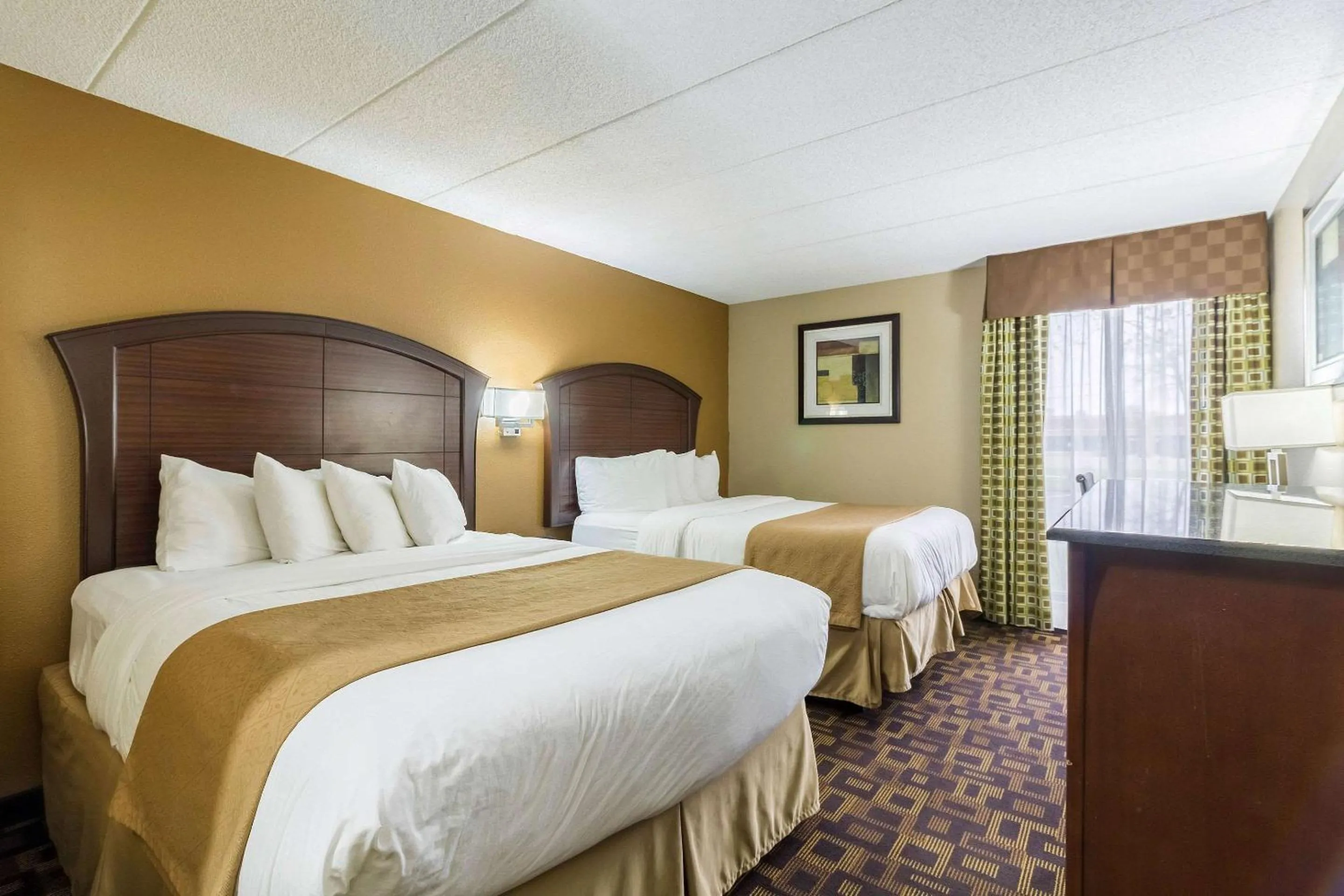 Photo of the whole room, Bed in Quality Inn & Suites Arden Hills - Saint Paul North