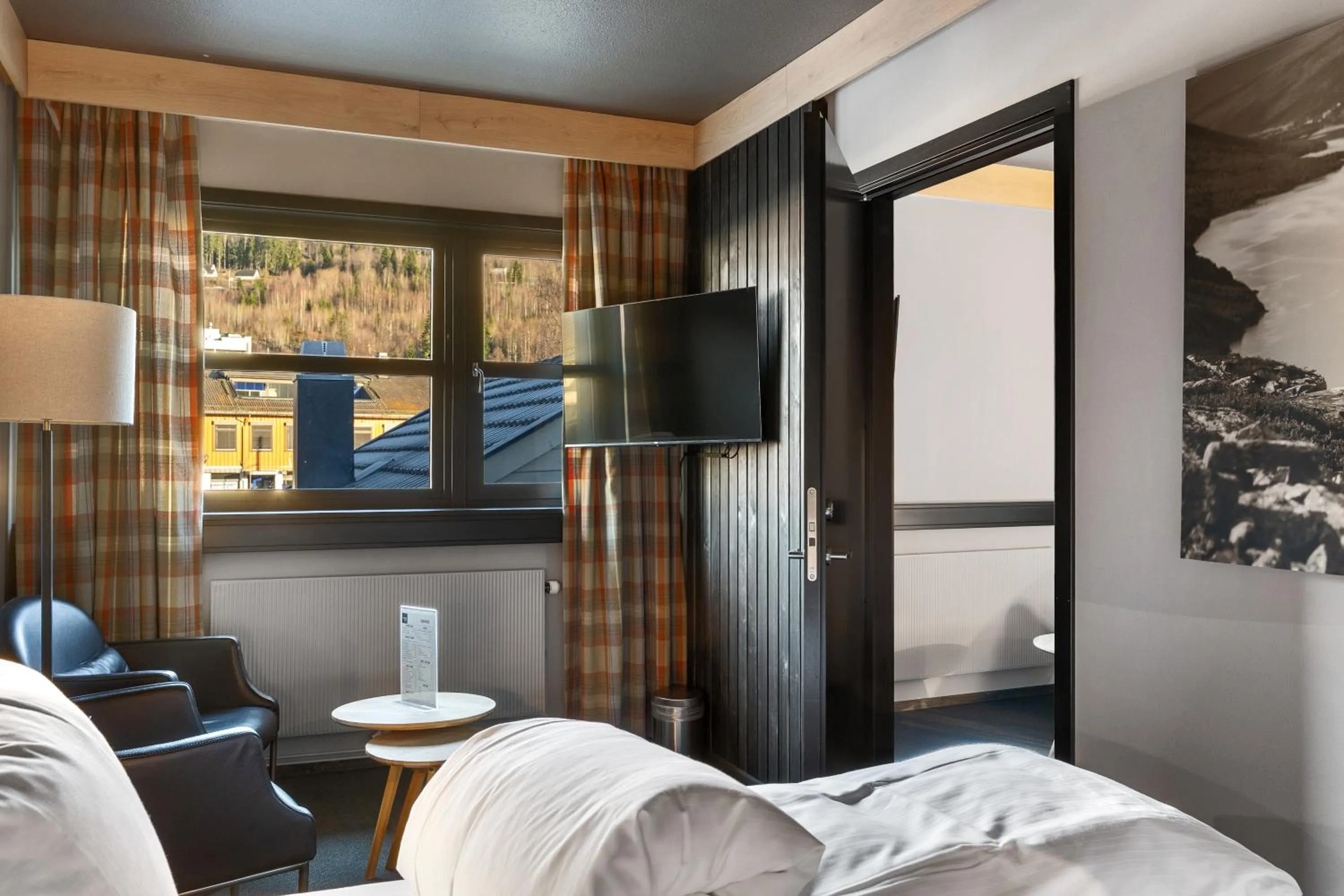 Communal lounge/ TV room, Bed in Trysil Hotel