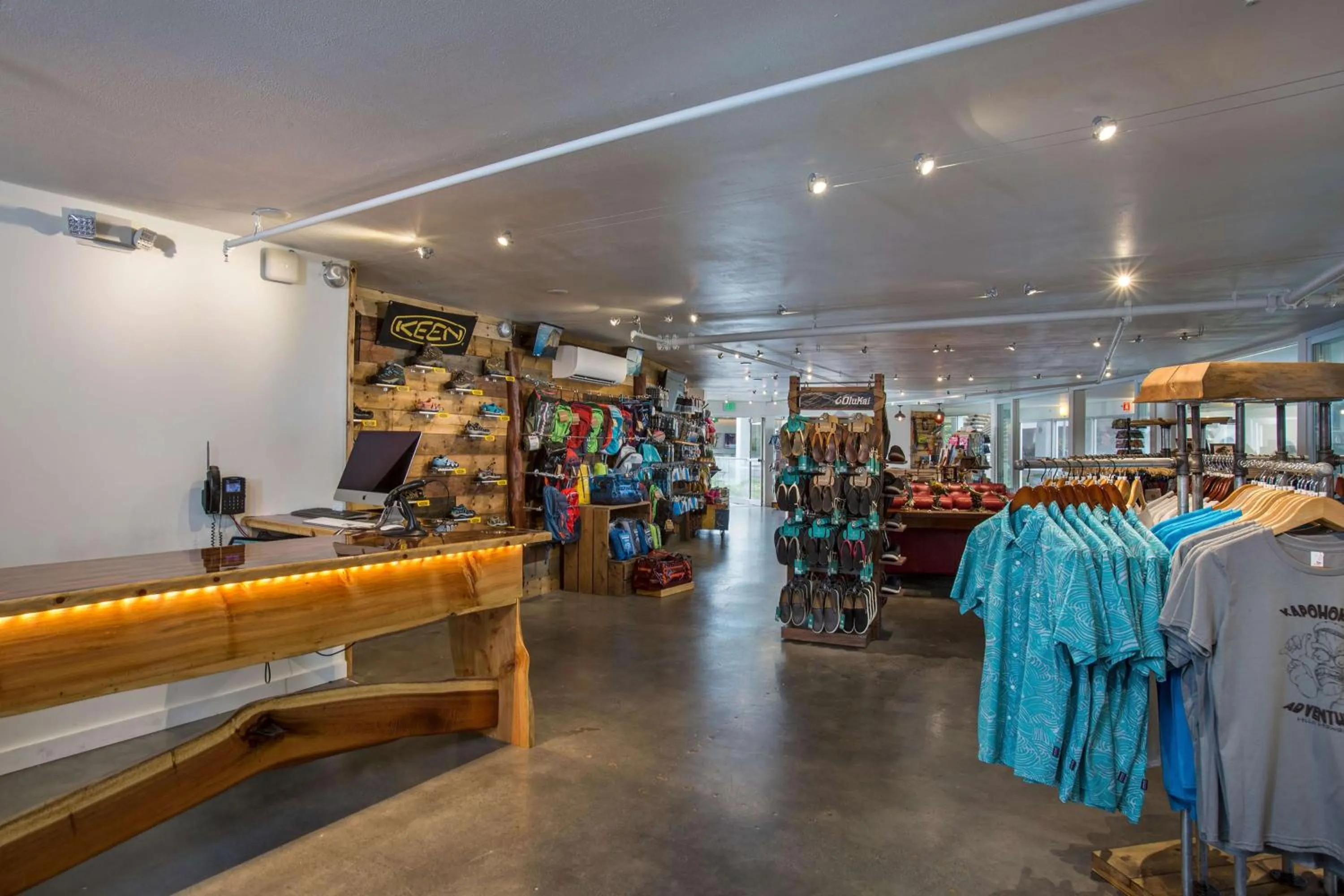 On-site shops in Grand Naniloa Hotel, a Doubletree by Hilton