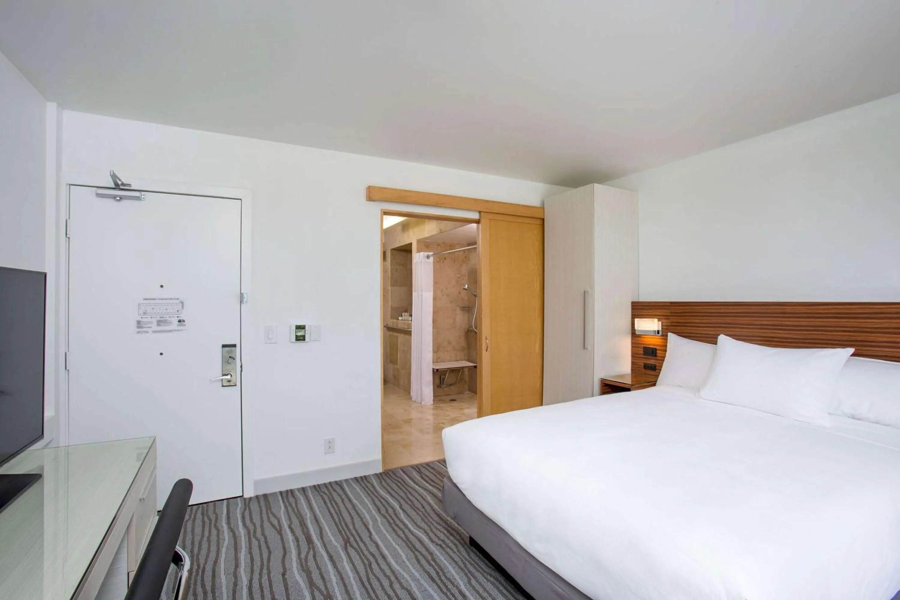 Bed in Grand Naniloa Hotel, a Doubletree by Hilton