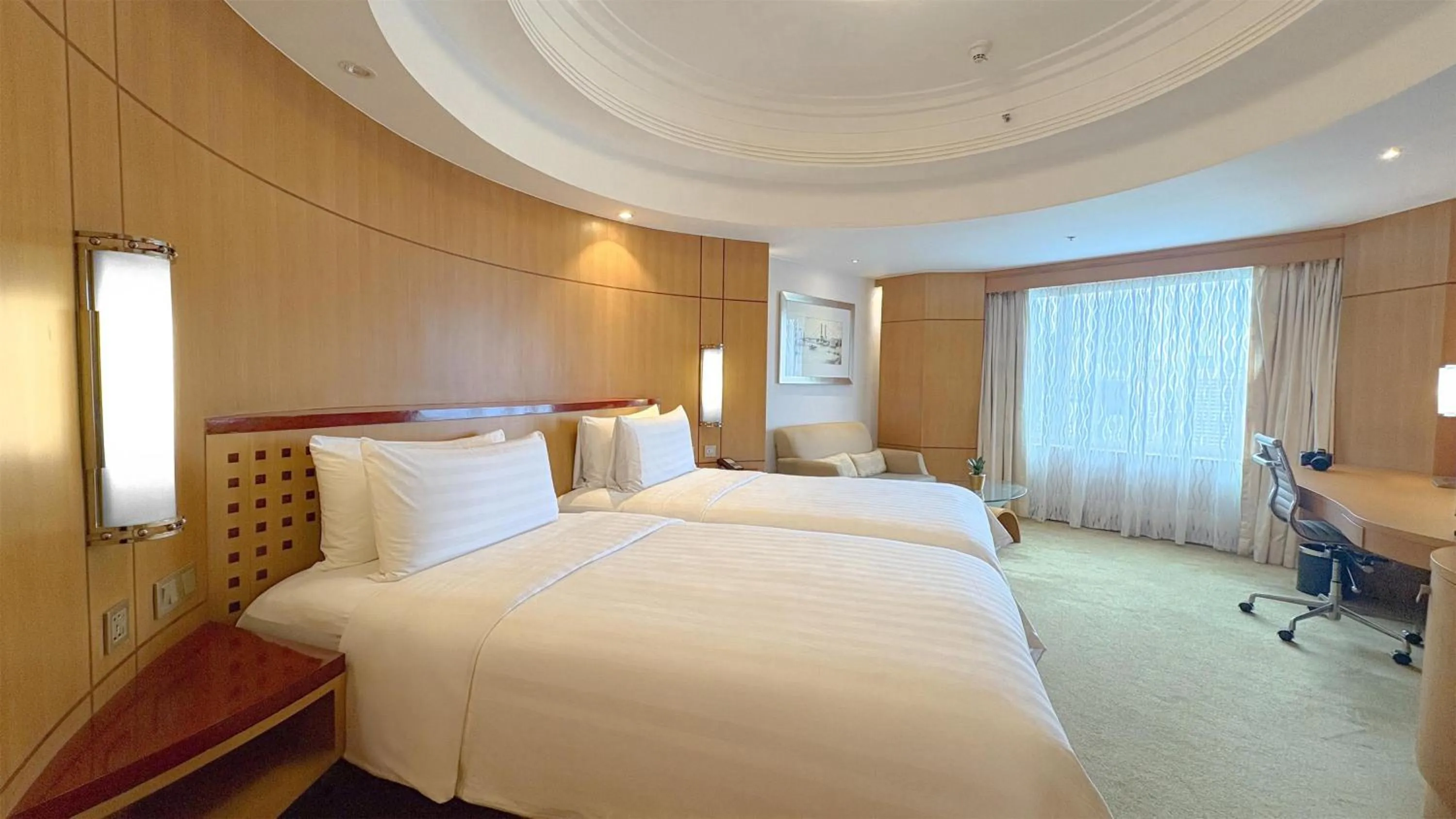 Bedroom, Bed in Makati Shangri-La, Manila