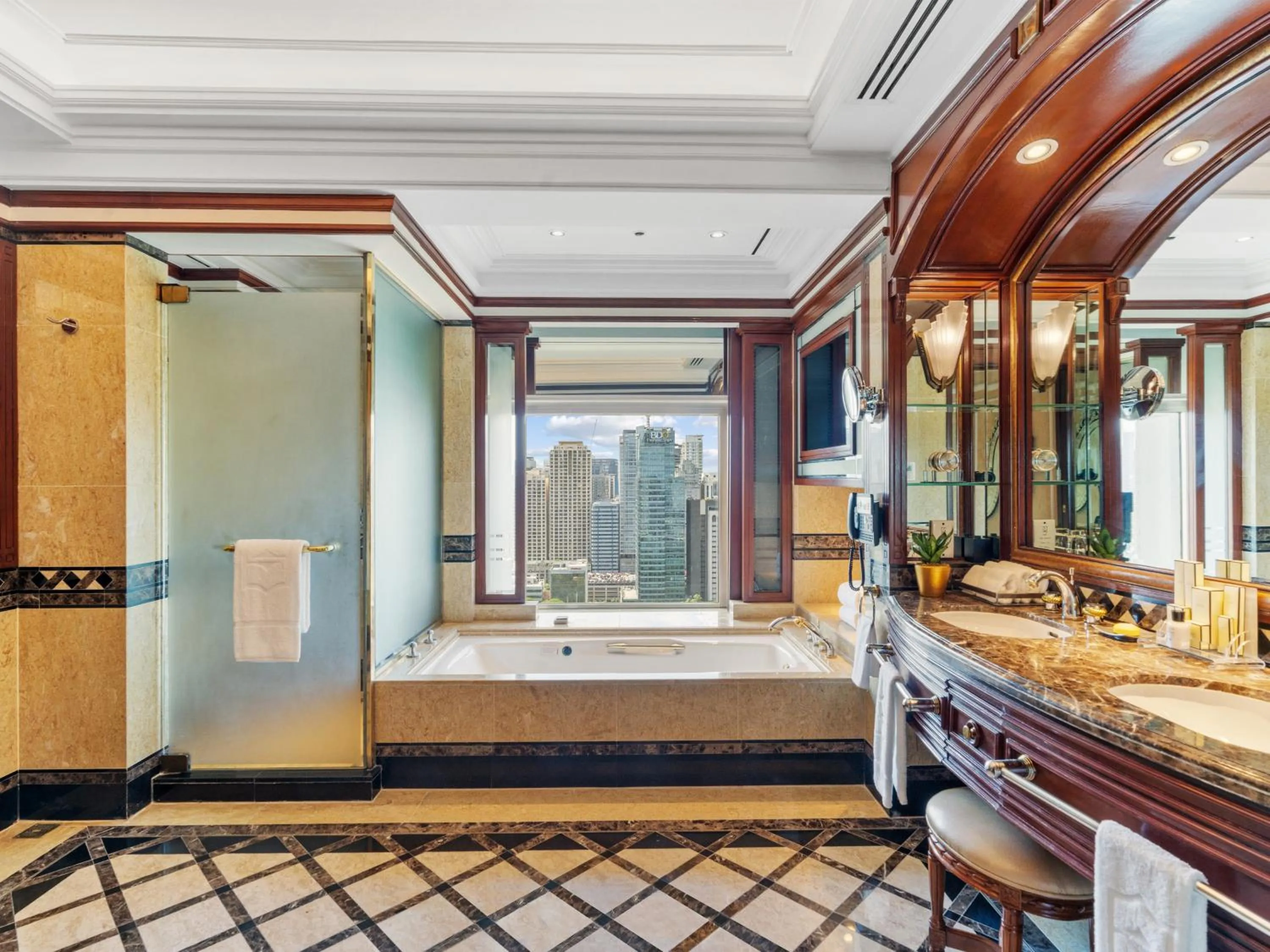 Bedroom in Makati Shangri-La, Manila