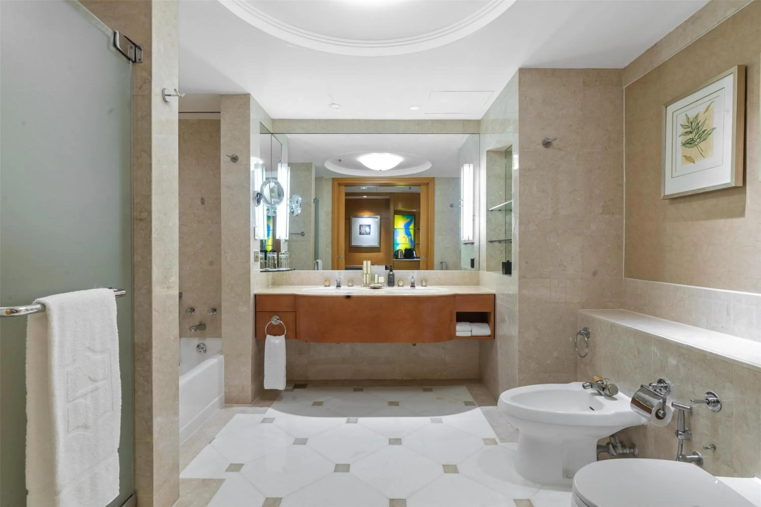 Bedroom in Makati Shangri-La, Manila