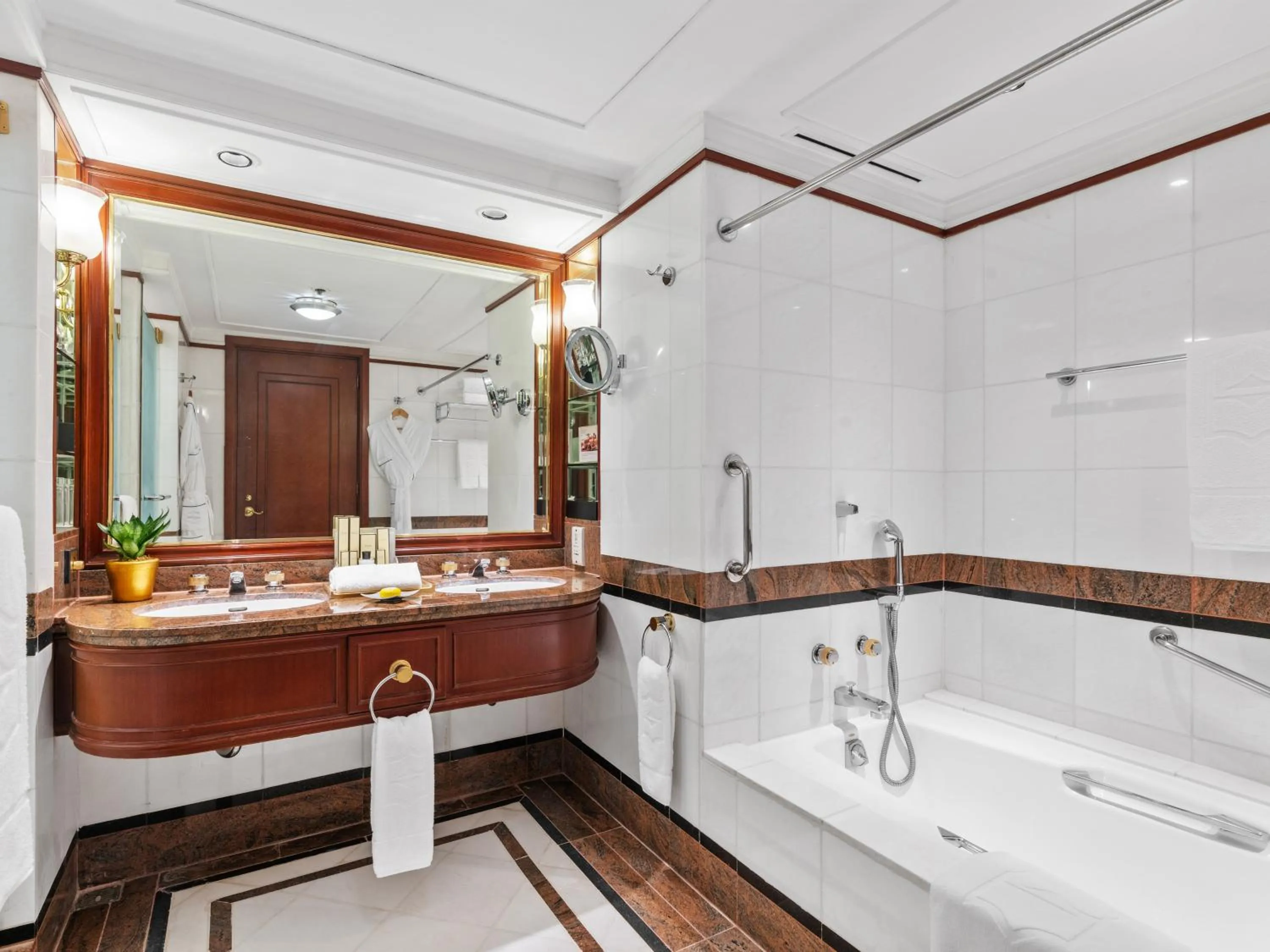 Bathroom in Makati Shangri-La, Manila